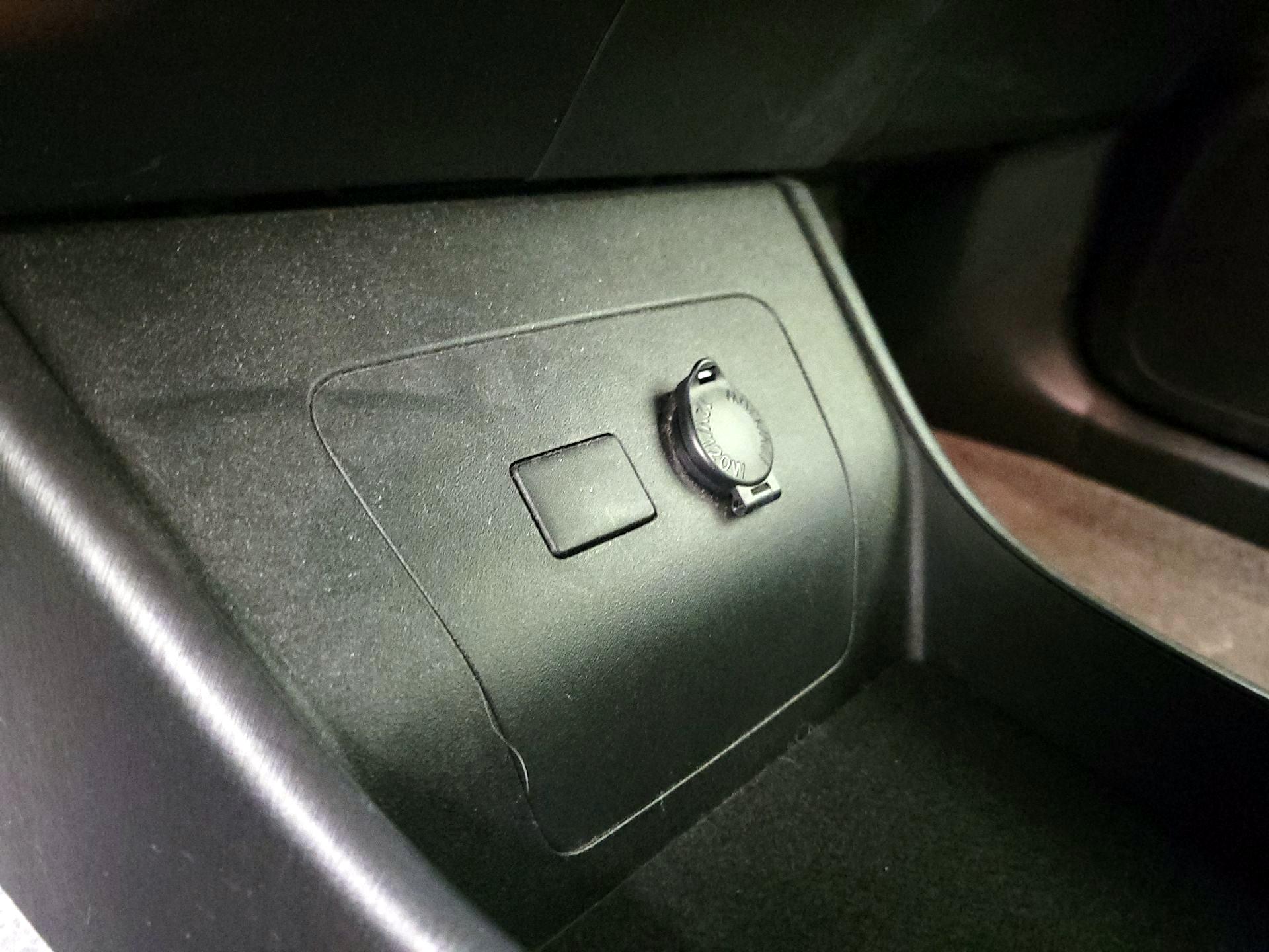 Thumbnail: 2015 Toyota Prius - 18