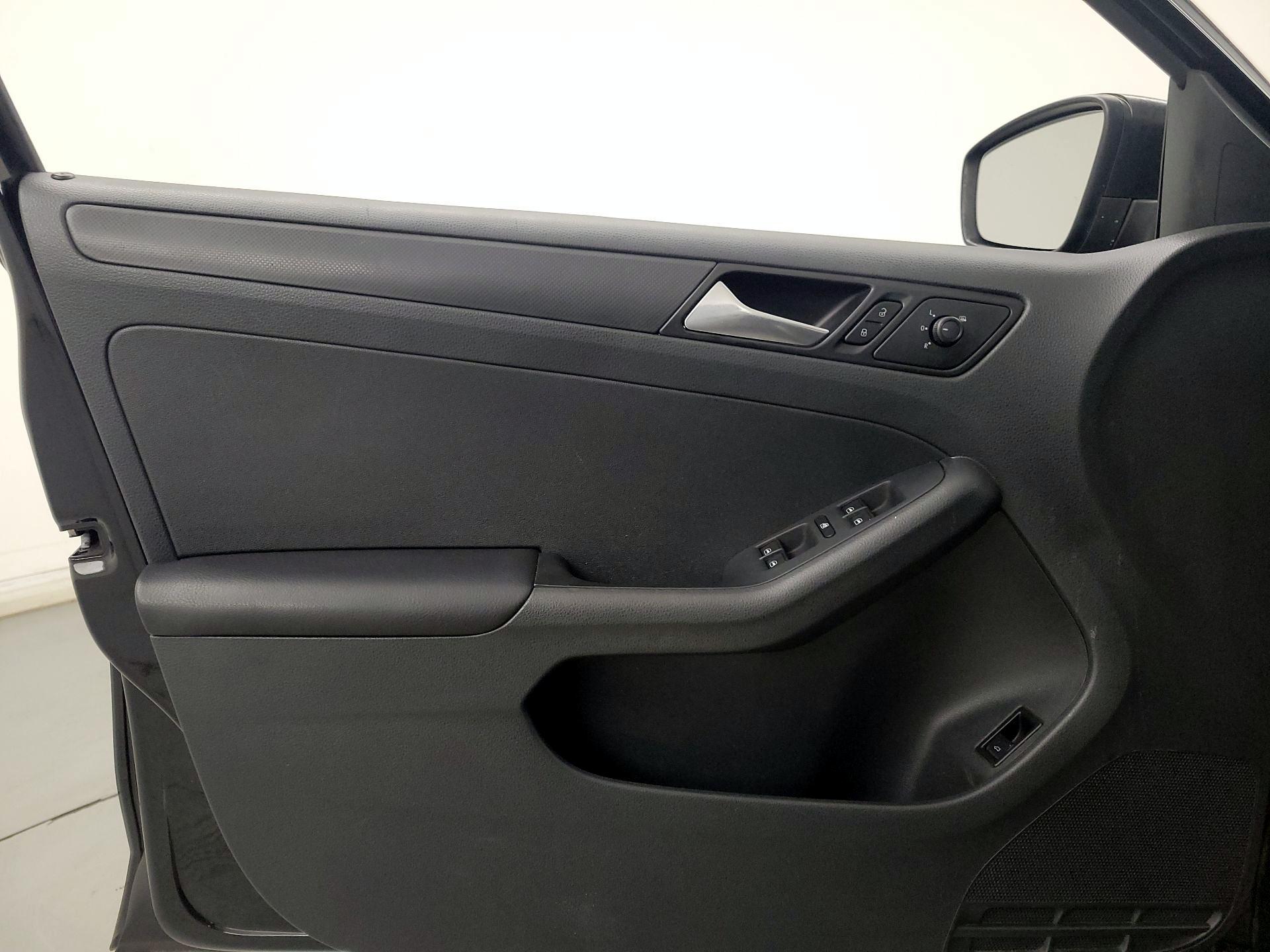 Thumbnail: 2015 Volkswagen Jetta - 12