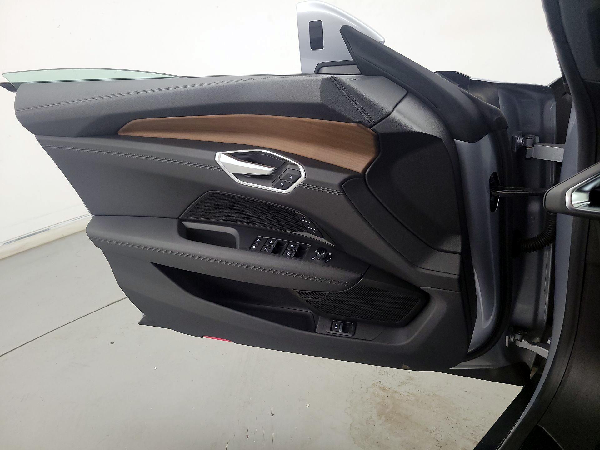 Thumbnail: 2022 Audi e-tron GT - 12