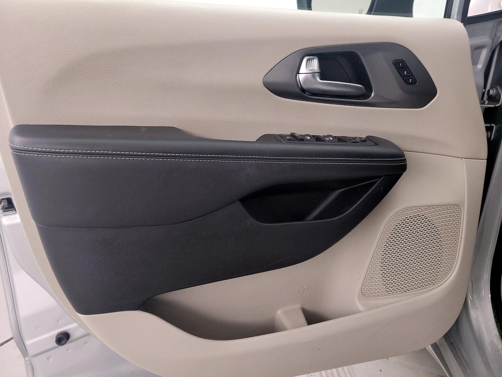 Thumbnail: 2023 Chrysler Pacifica - 12