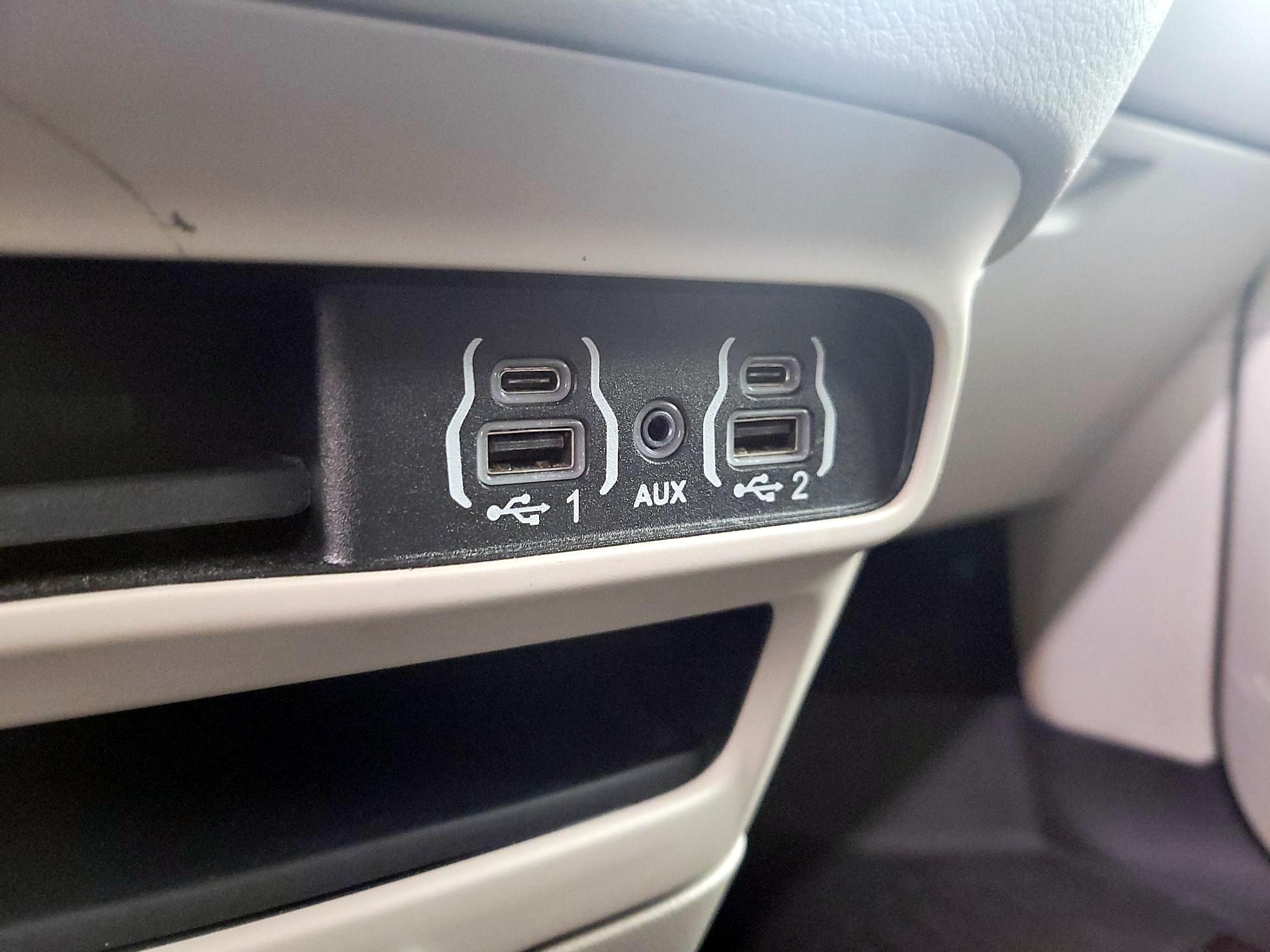 Thumbnail: 2023 Chrysler Pacifica - 18