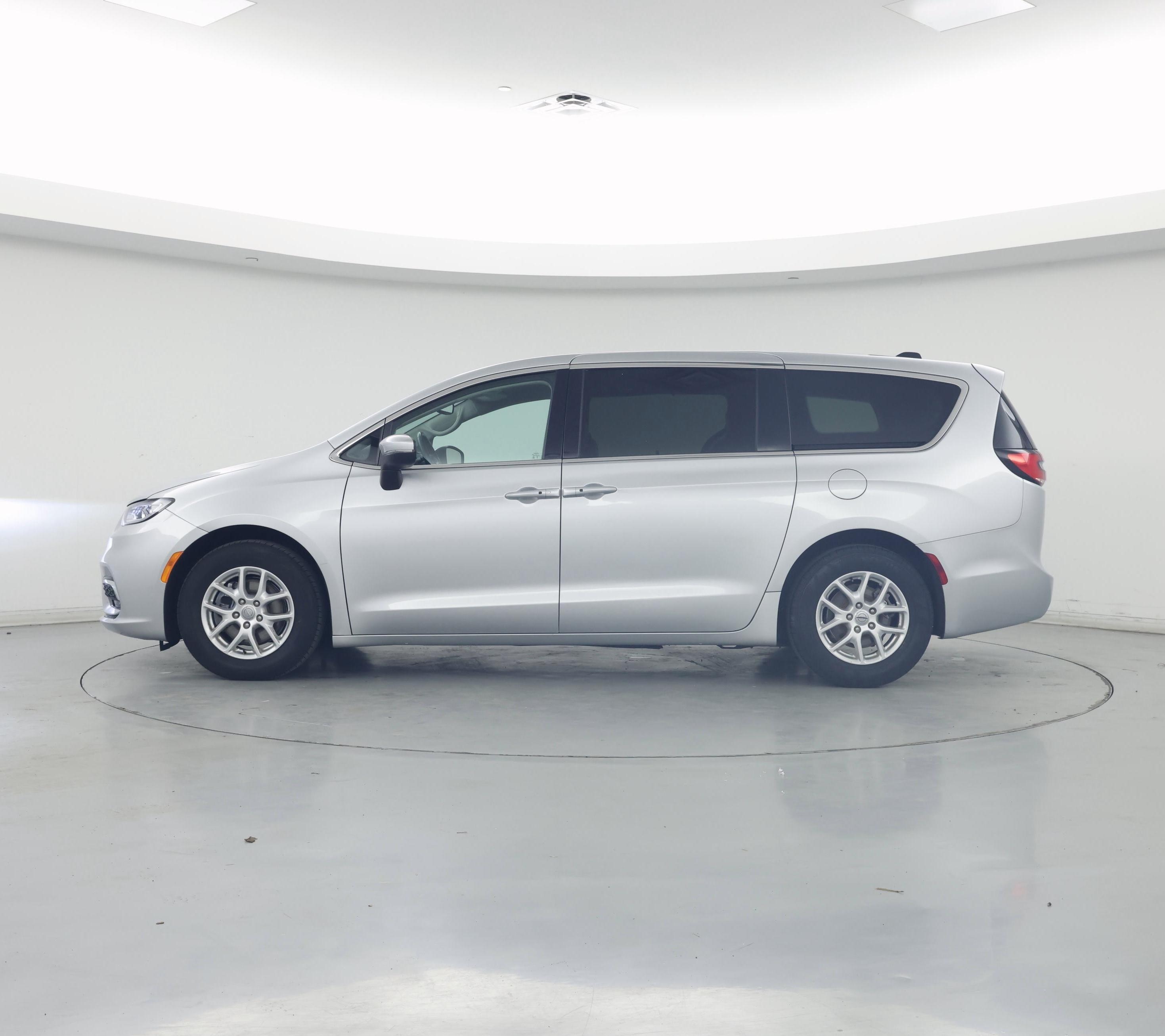 Thumbnail: 2023 Chrysler Pacifica - 3