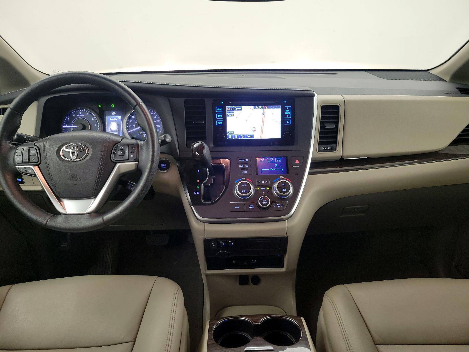 Thumbnail: 2015 Toyota Sienna - 9