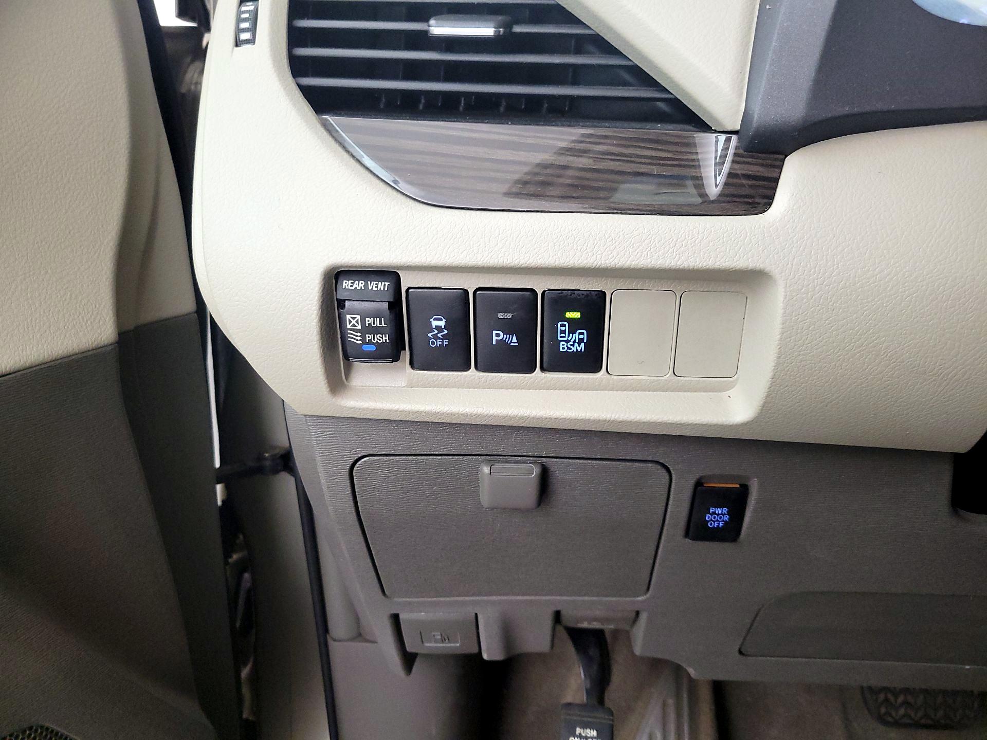 Thumbnail: 2015 Toyota Sienna - 13