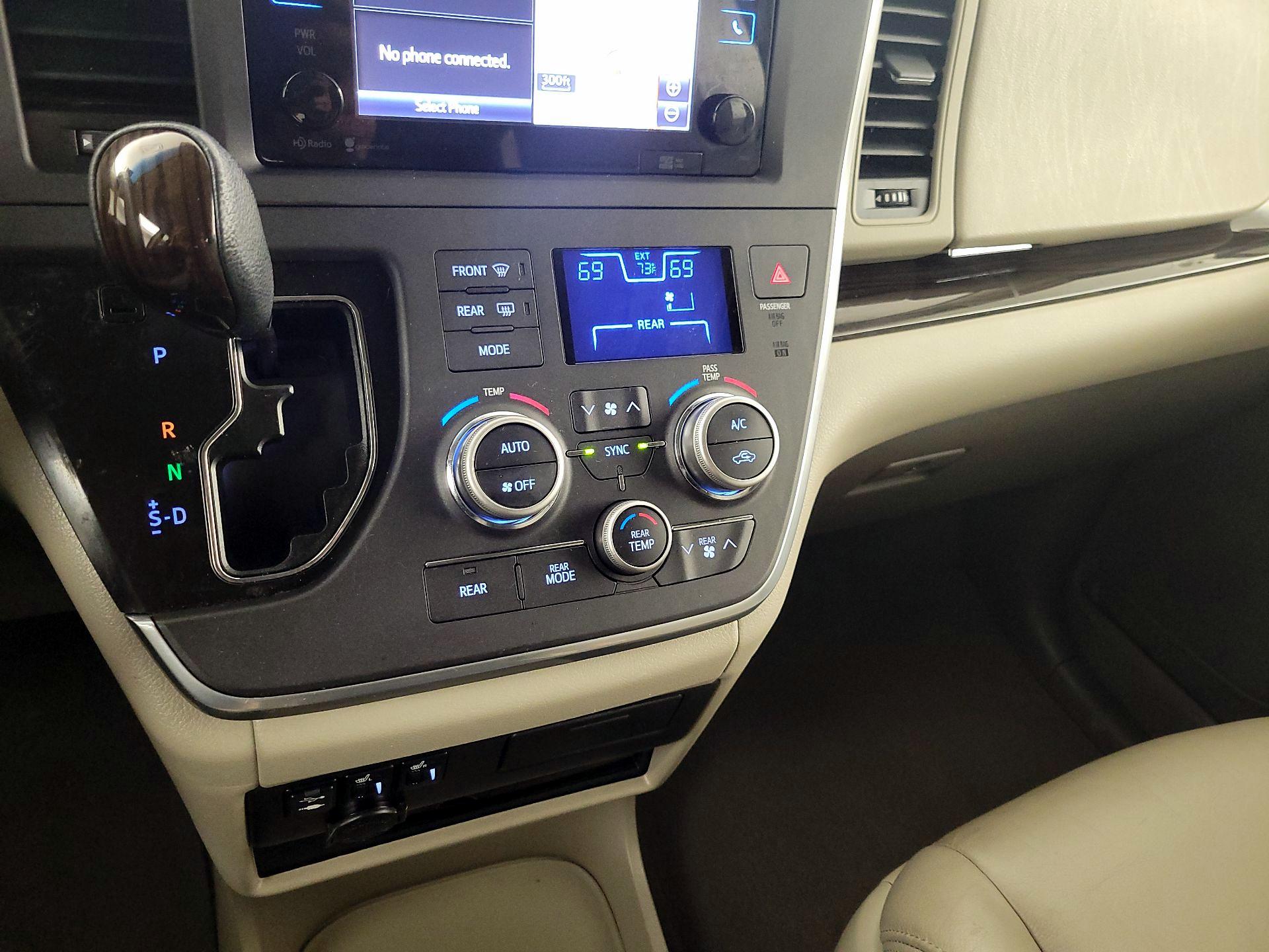 Thumbnail: 2015 Toyota Sienna - 17