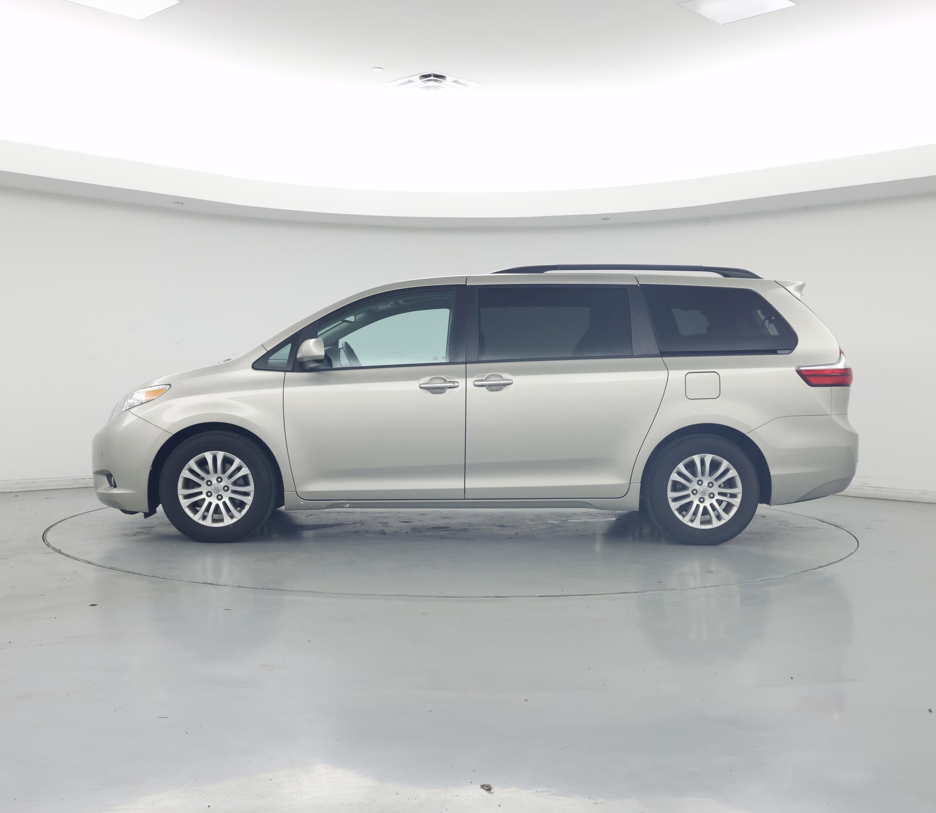 Thumbnail: 2015 Toyota Sienna - 3