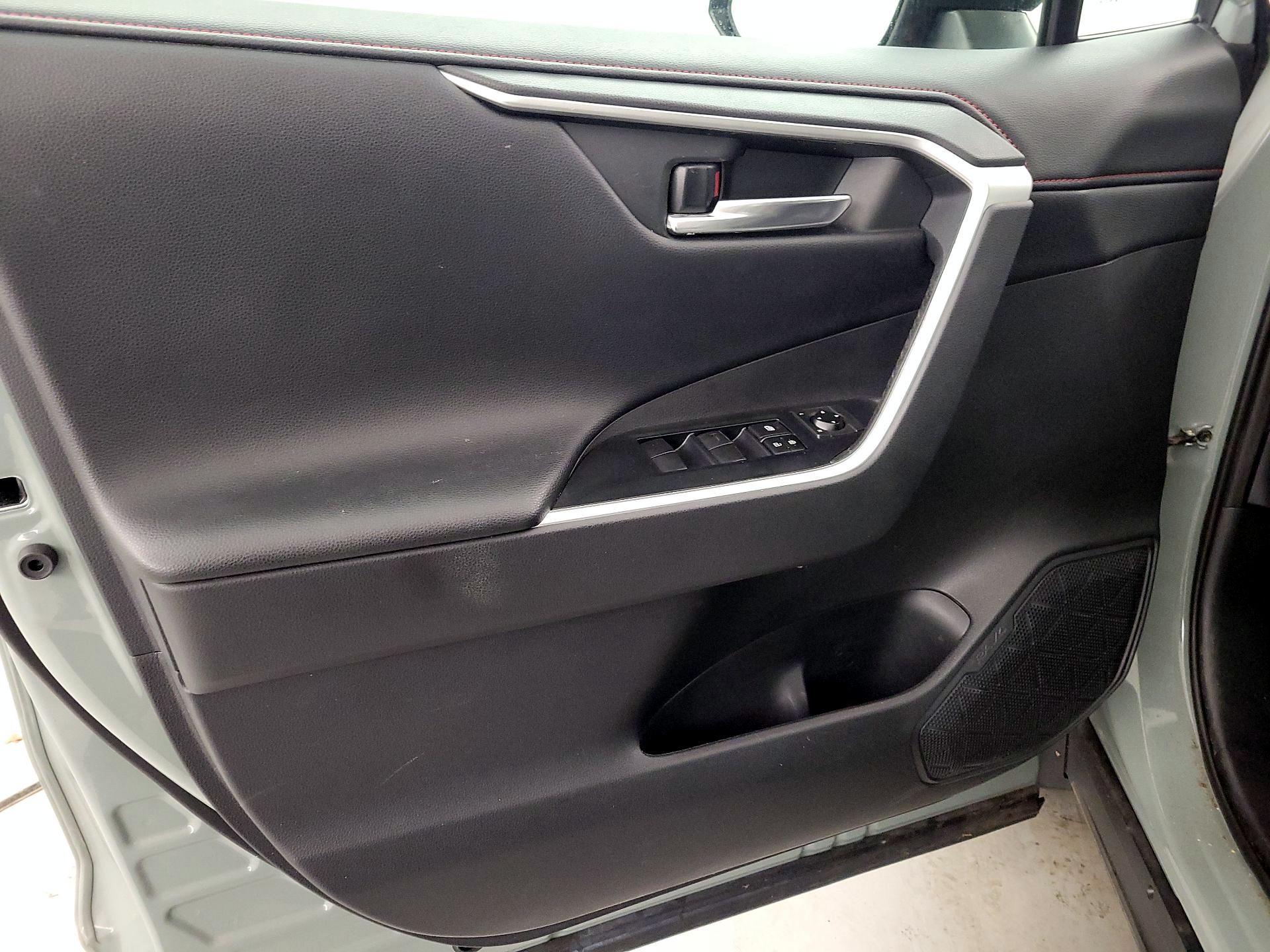 Thumbnail: 2020 Toyota RAV4 - 12