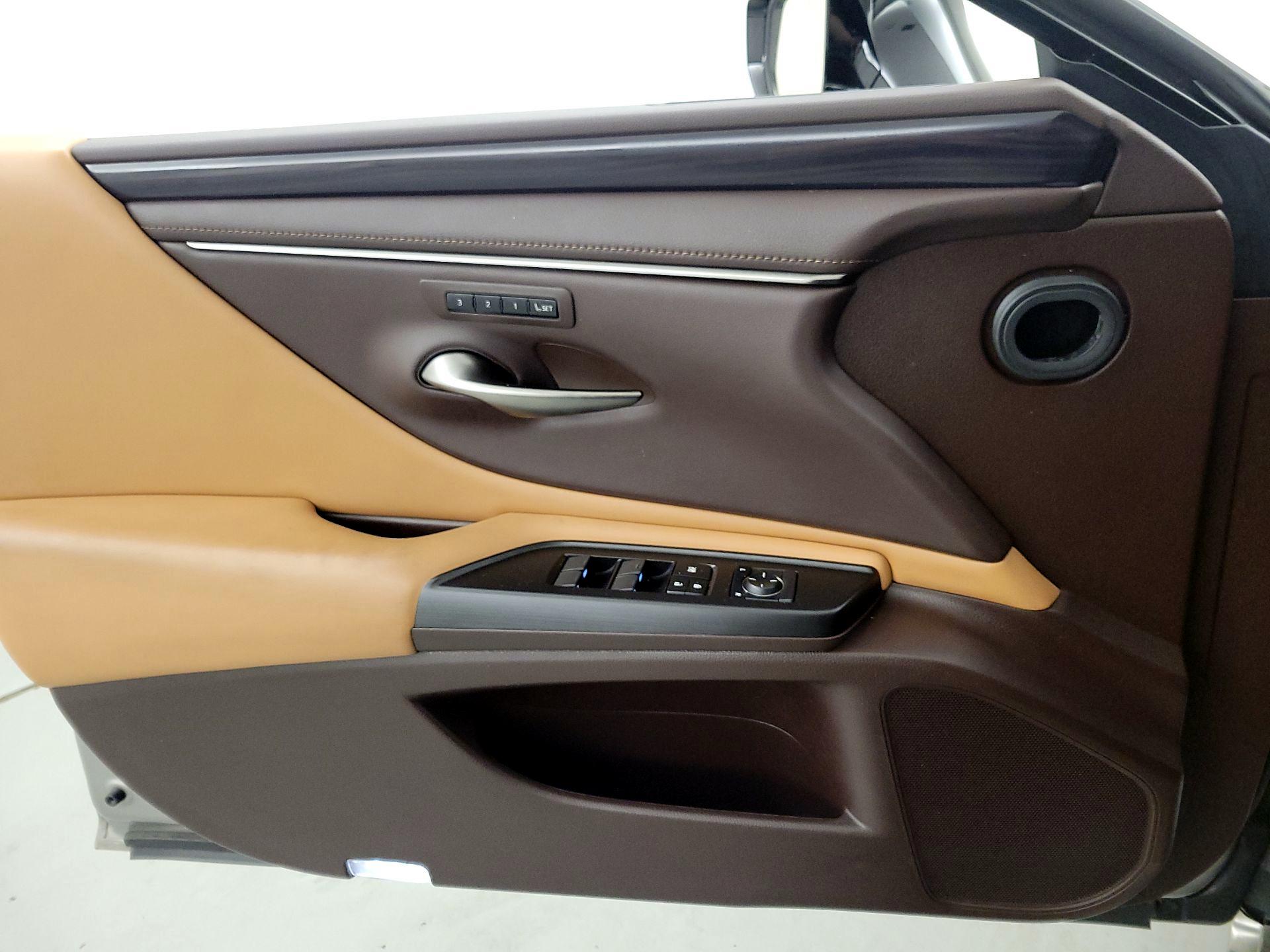 Thumbnail: 2019 Lexus ES - 12