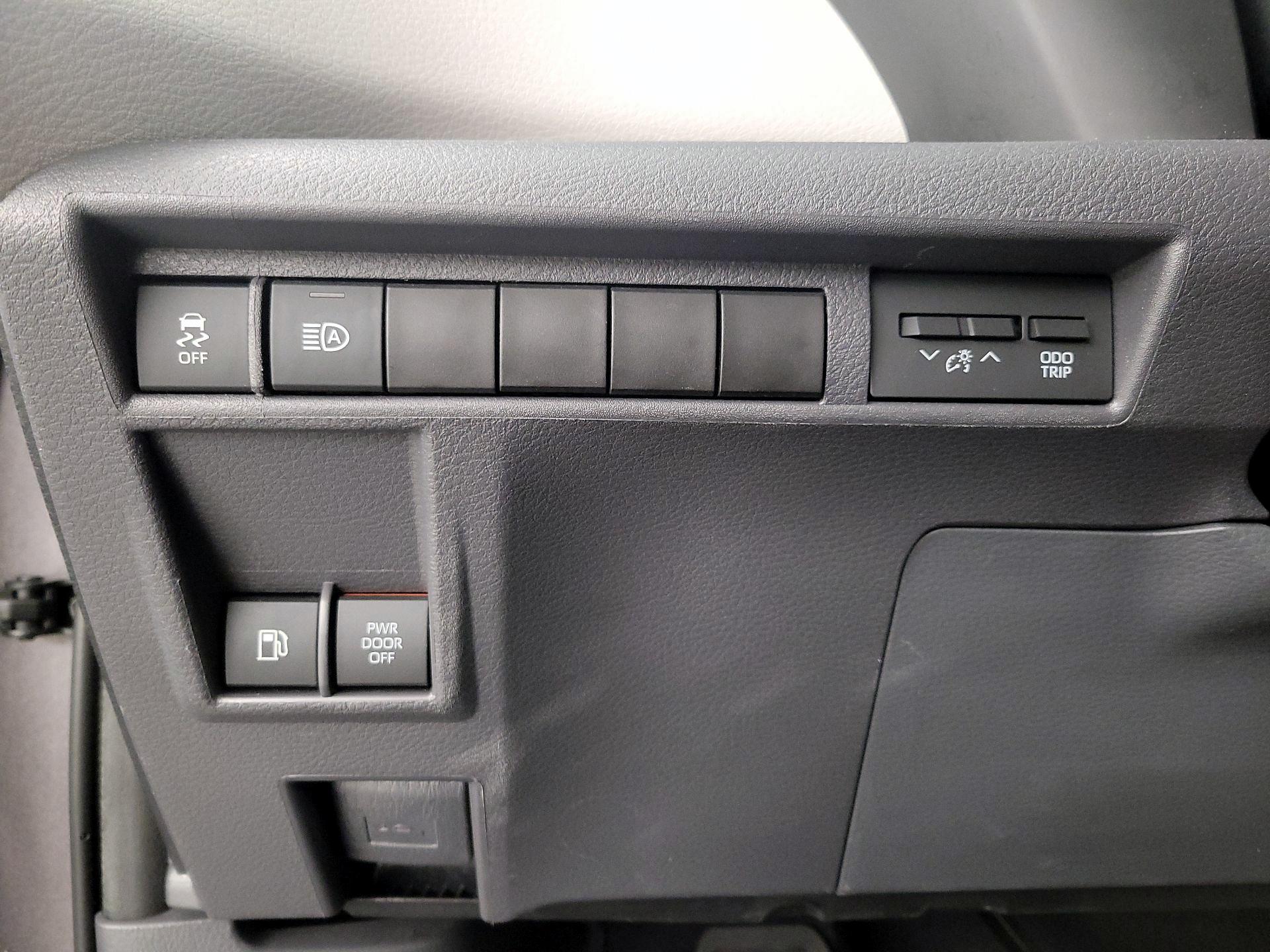 Thumbnail: 2022 Toyota Sienna - 13