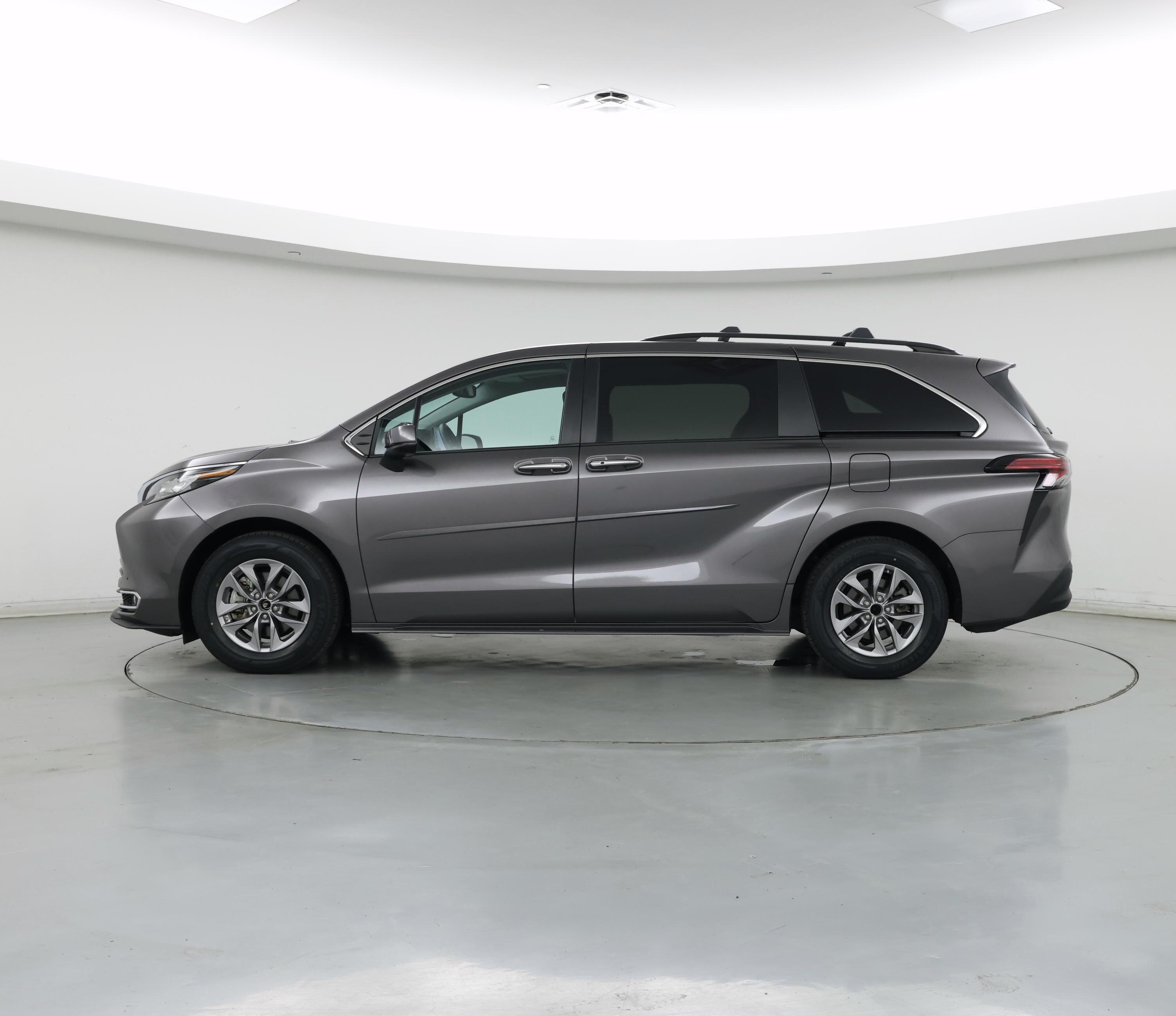 Thumbnail: 2022 Toyota Sienna - 3