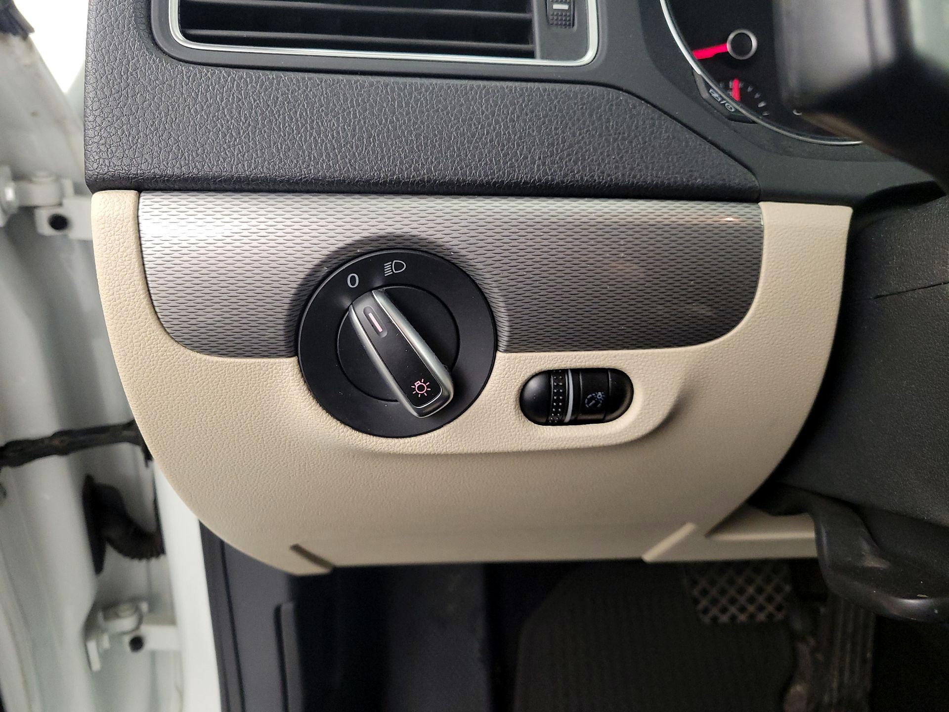 Thumbnail: 2017 Volkswagen Jetta - 13