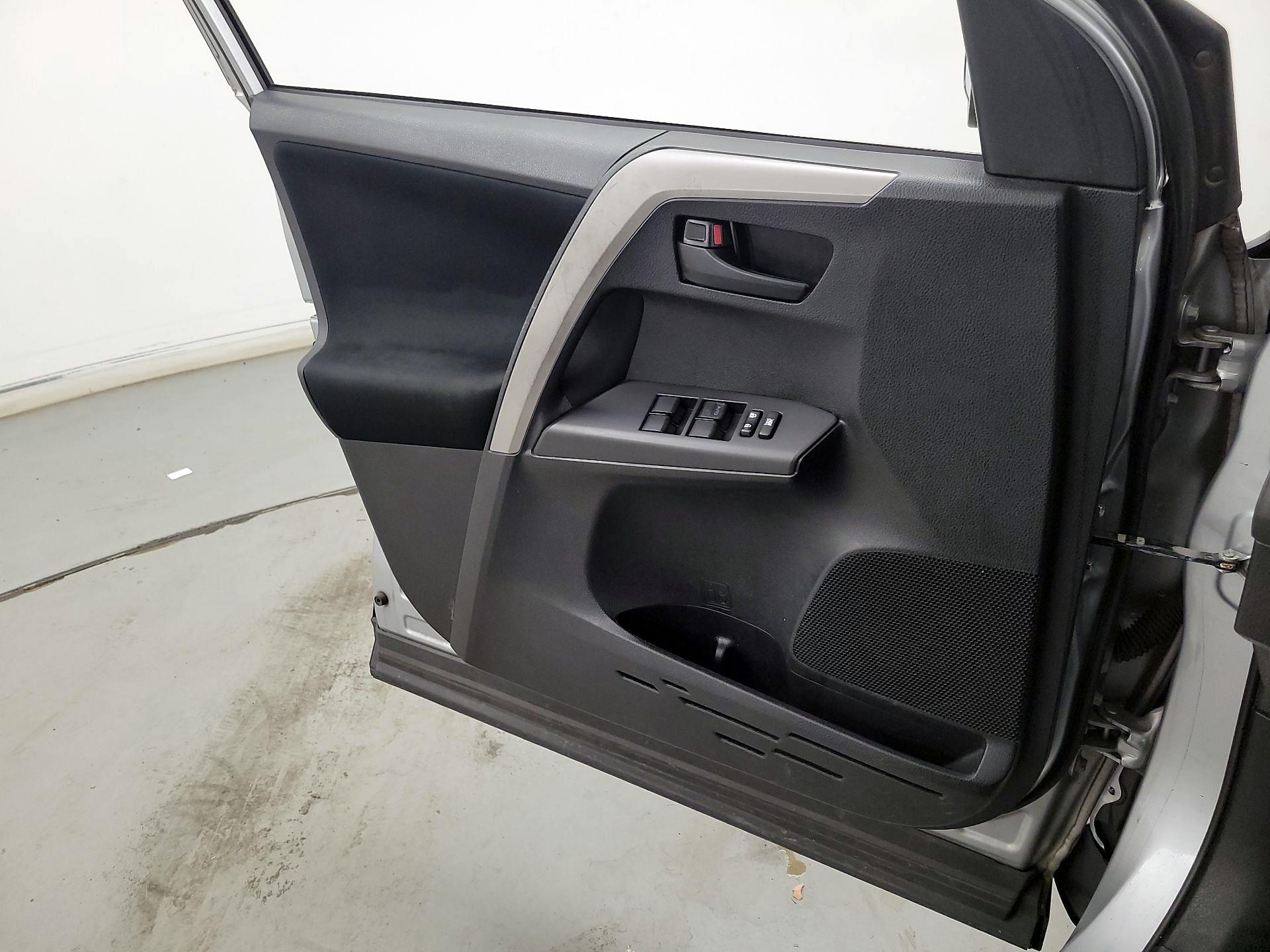 Thumbnail: 2016 Toyota RAV4 - 12