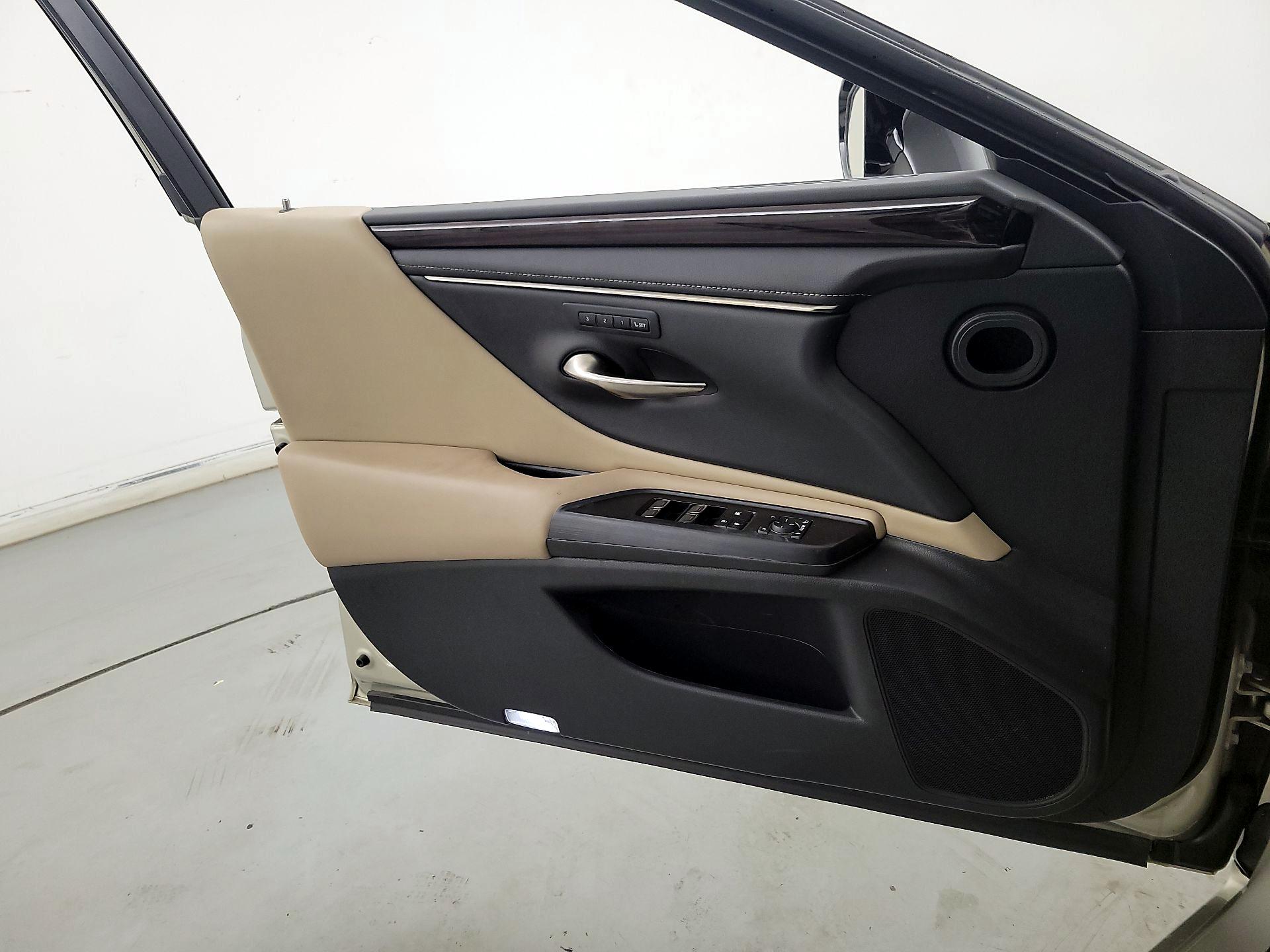 Thumbnail: 2021 Lexus ES - 12