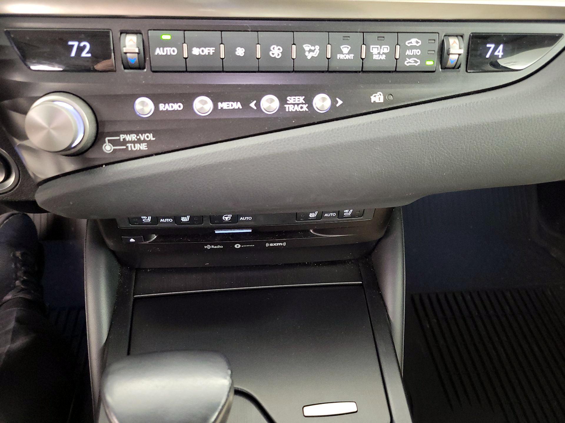 Thumbnail: 2021 Lexus ES - 16