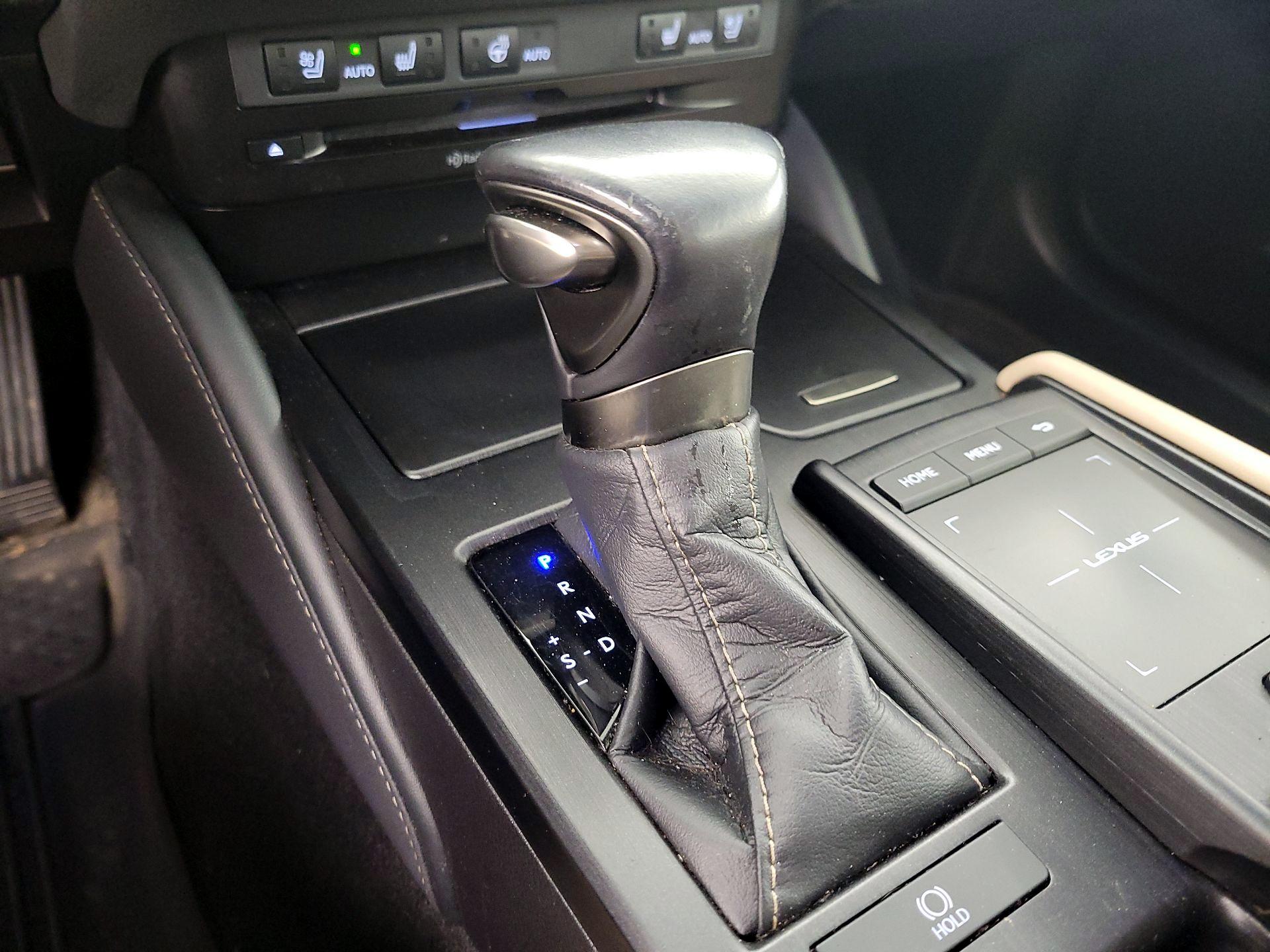 Thumbnail: 2021 Lexus ES - 17
