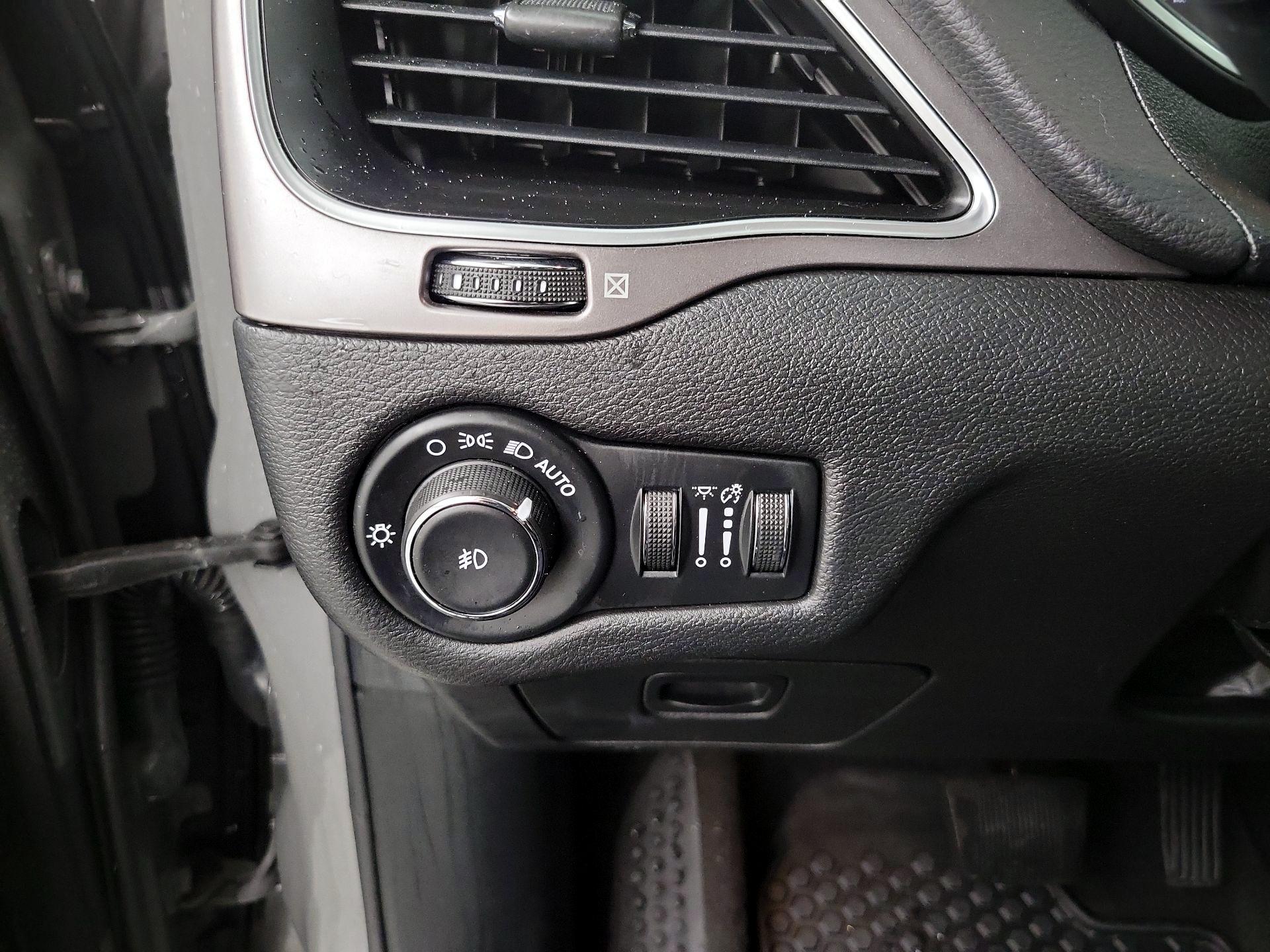 Thumbnail: 2020 Jeep Cherokee - 13