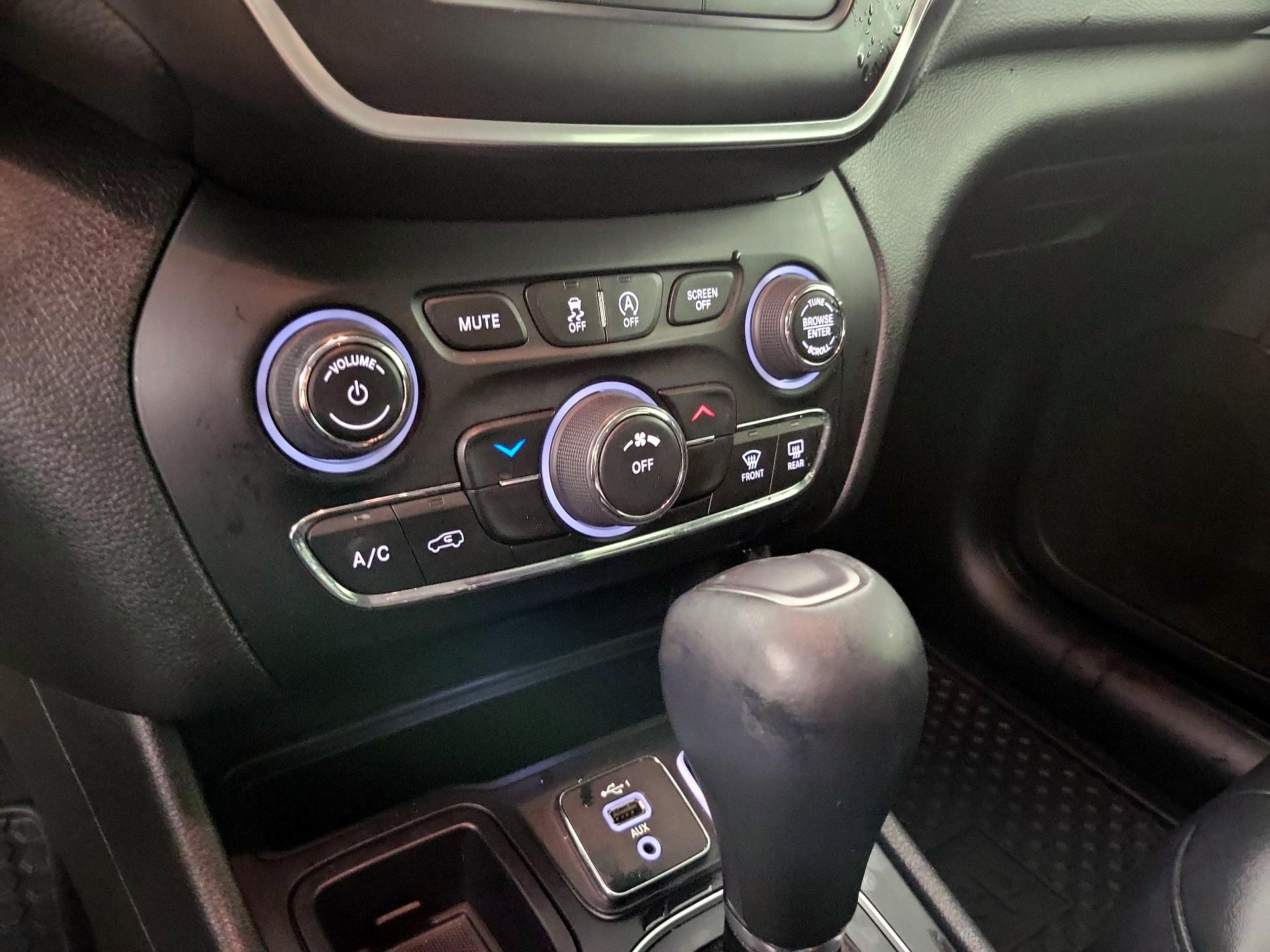 Thumbnail: 2020 Jeep Cherokee - 16