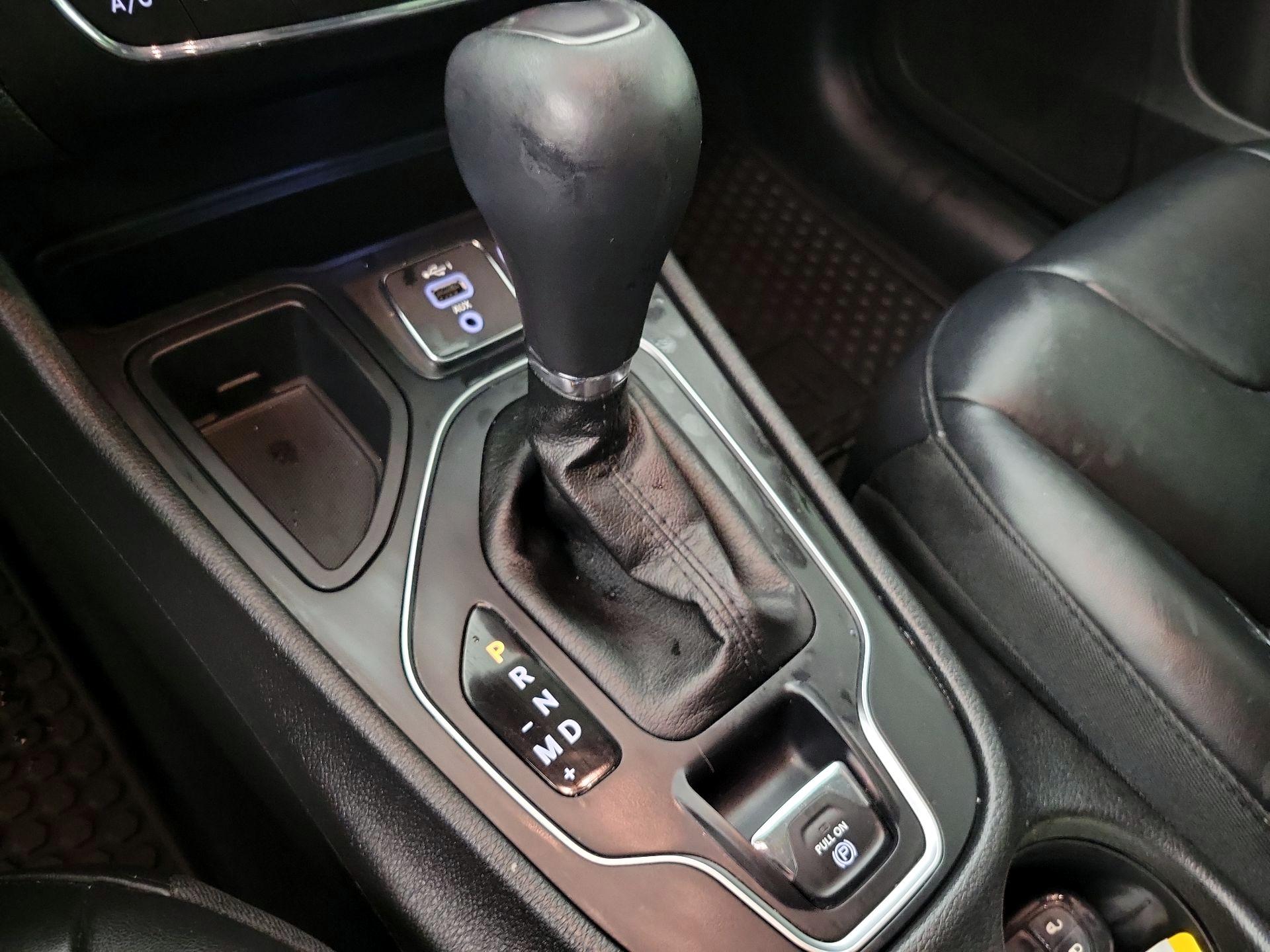 Thumbnail: 2020 Jeep Cherokee - 17