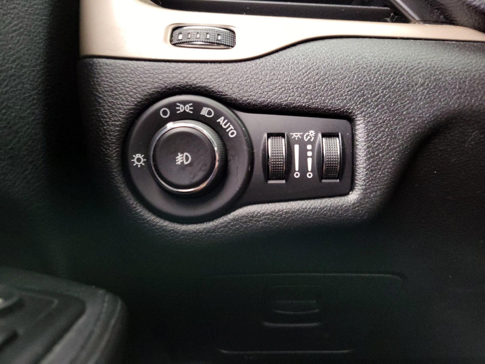 Thumbnail: 2015 Jeep Cherokee - 13