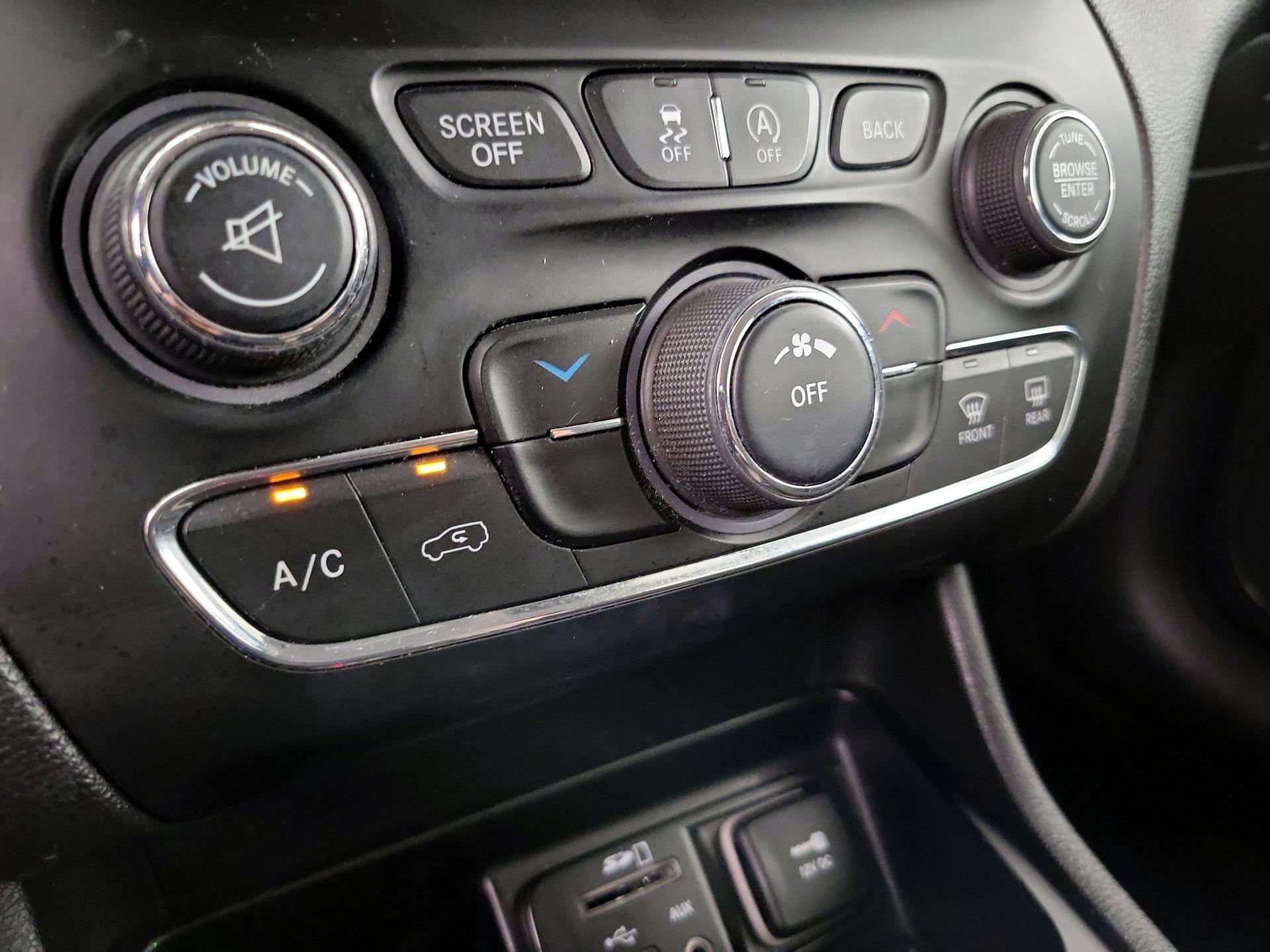 Thumbnail: 2015 Jeep Cherokee - 17