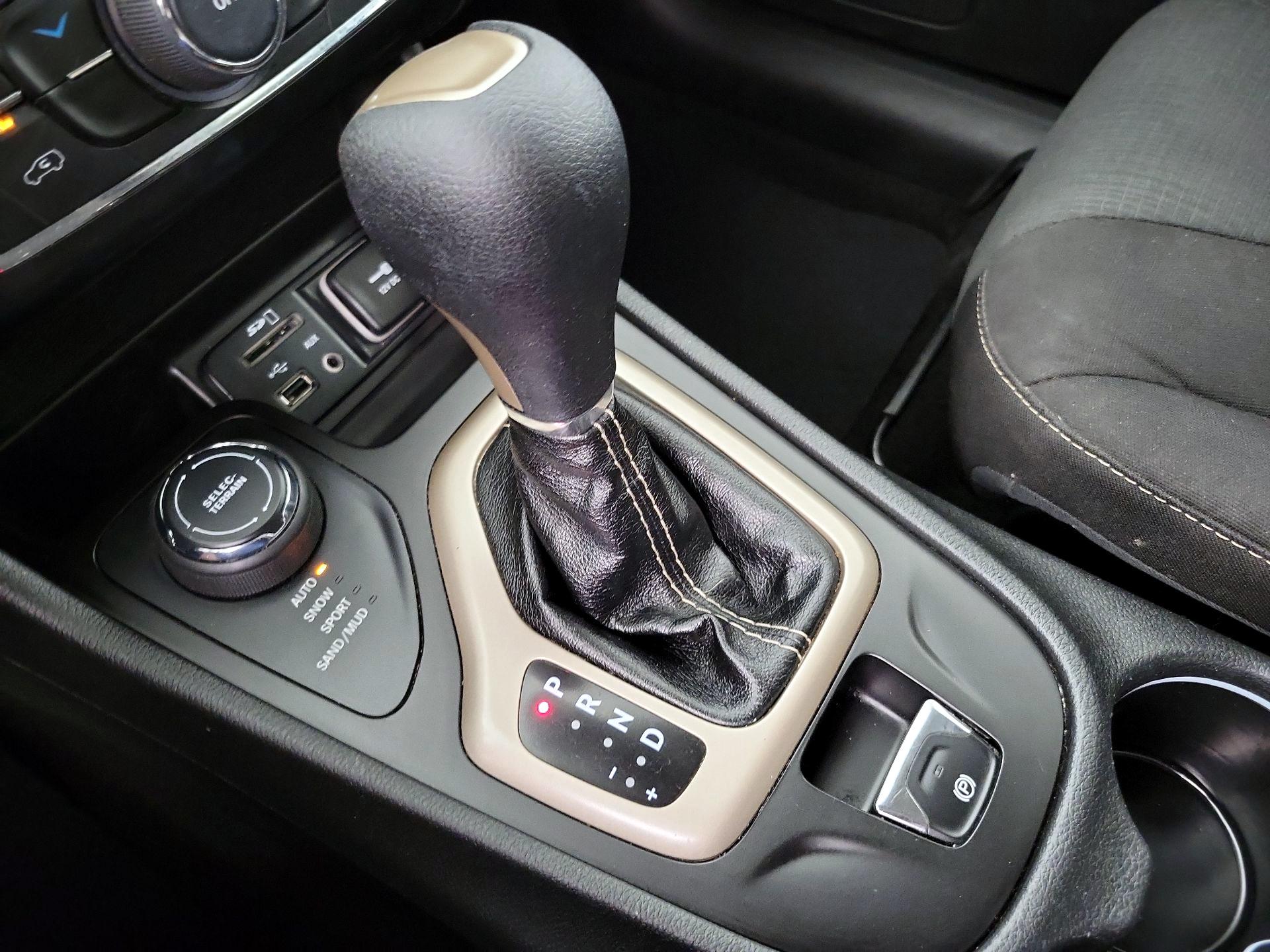 Thumbnail: 2015 Jeep Cherokee - 18