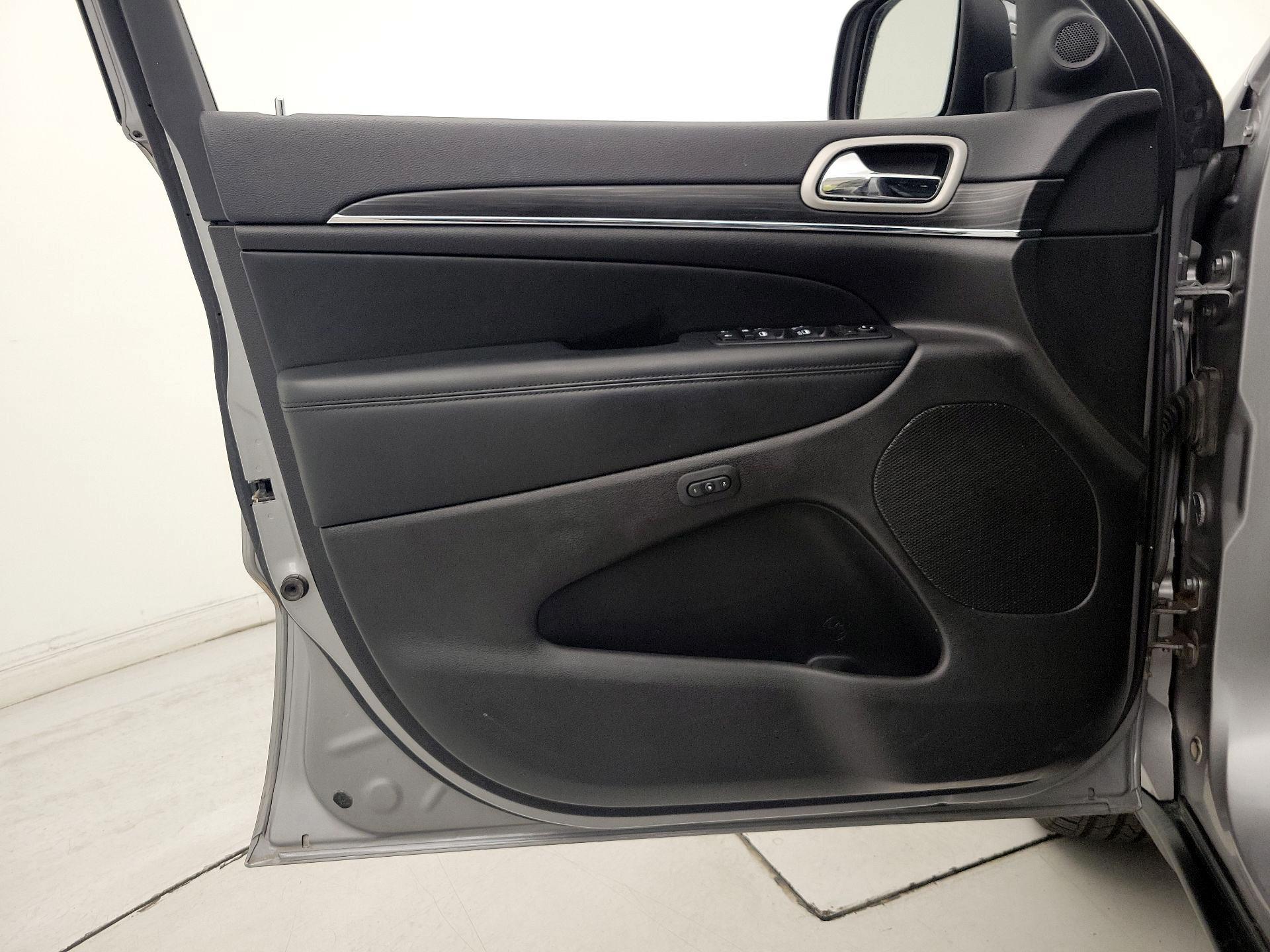 Thumbnail: 2020 Jeep Grand Cherokee - 12