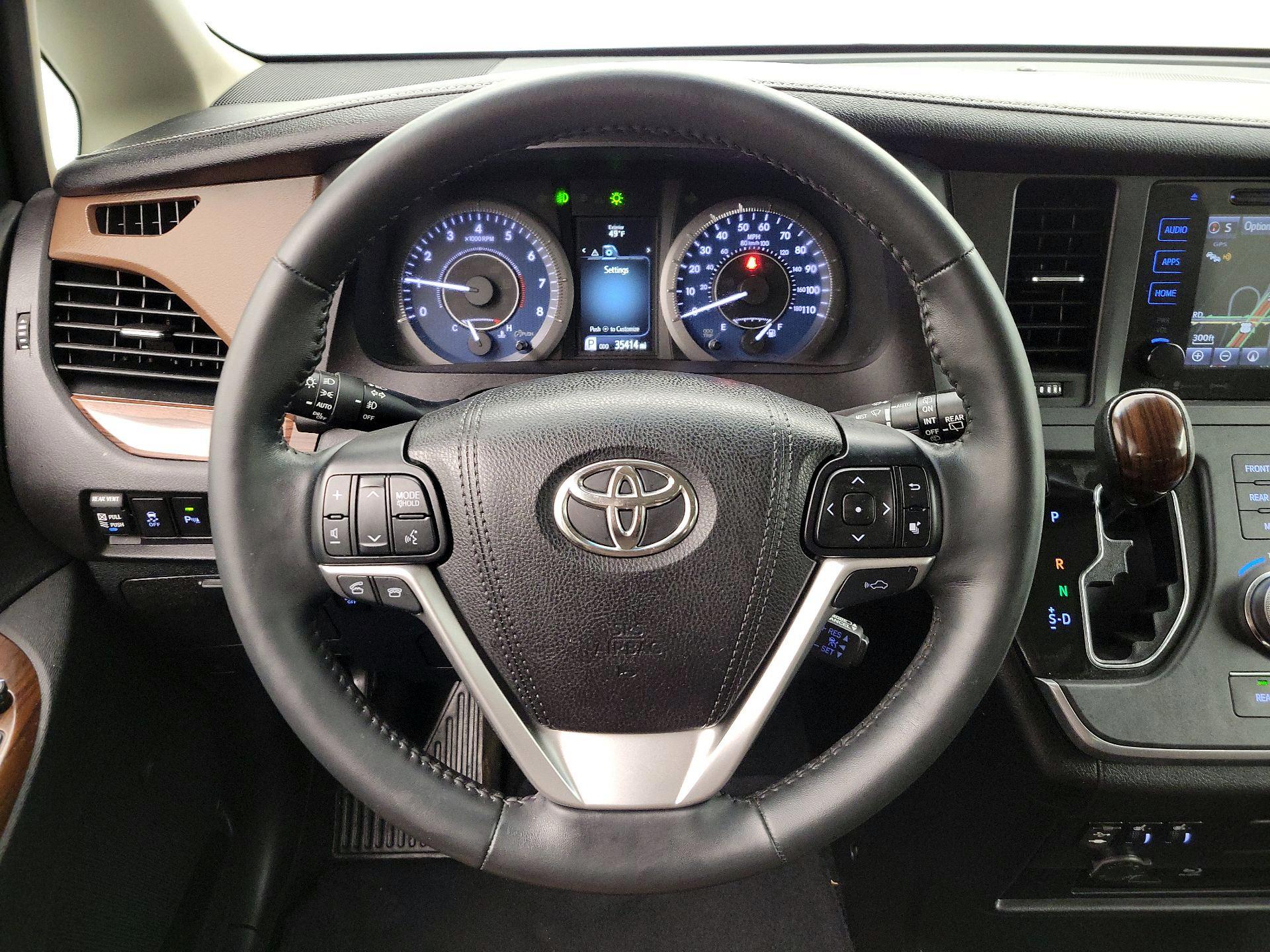 Thumbnail: 2016 Toyota Sienna - 10