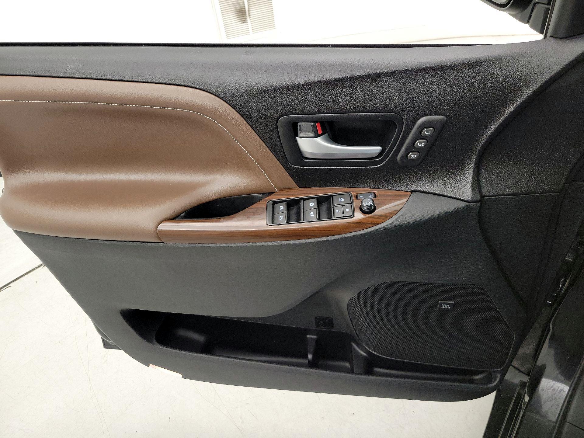 Thumbnail: 2016 Toyota Sienna - 12