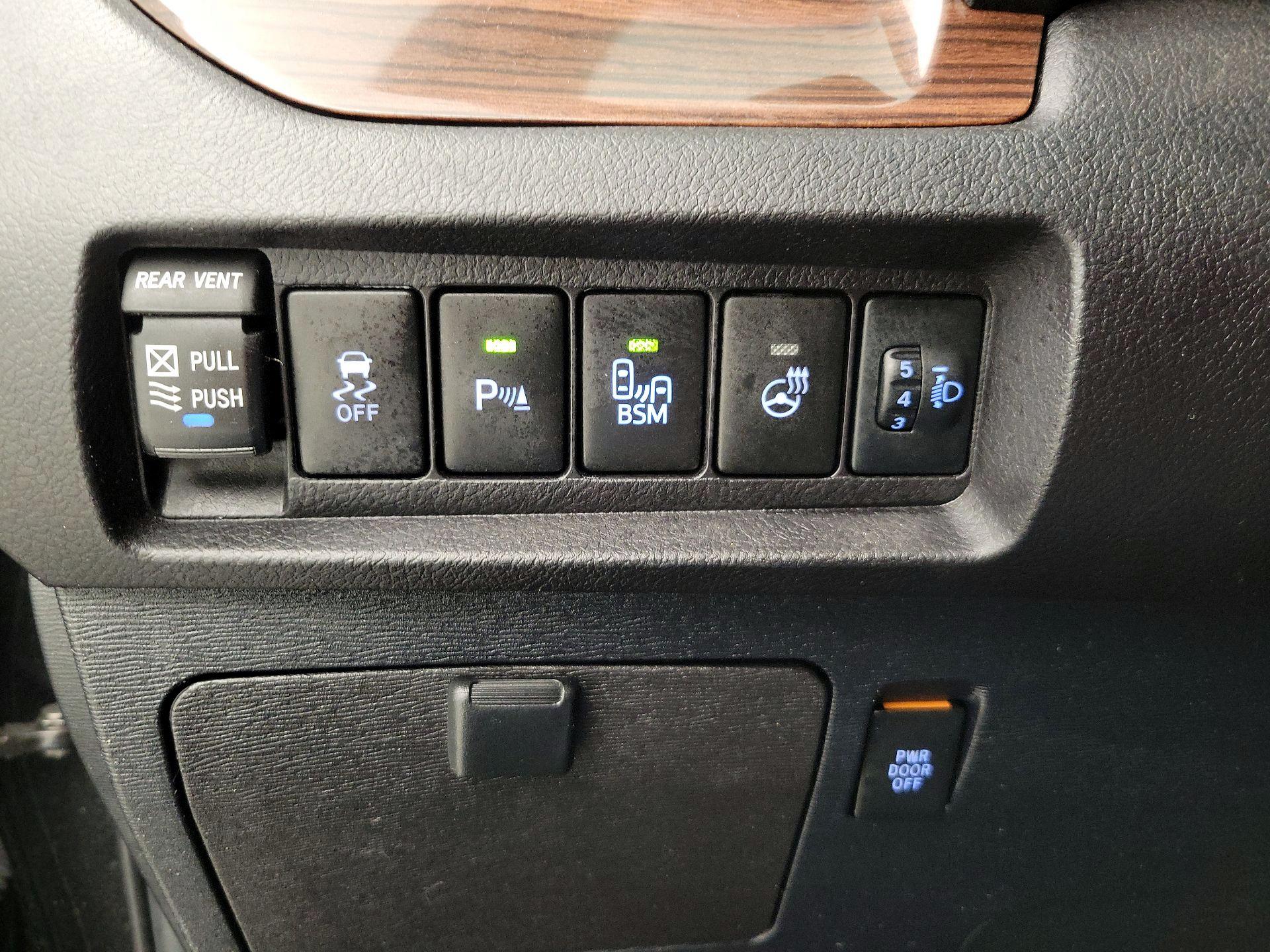 Thumbnail: 2016 Toyota Sienna - 13