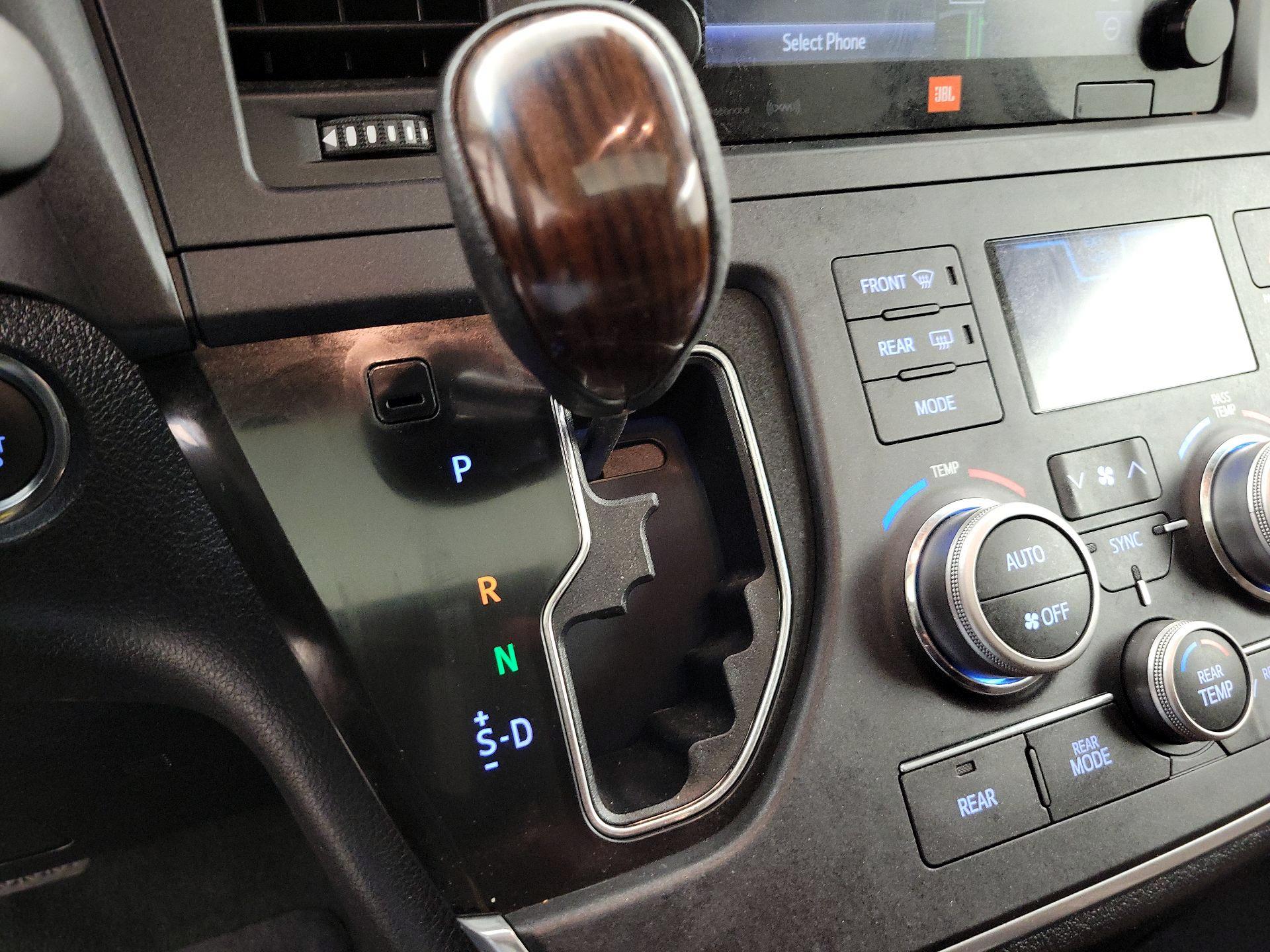 Thumbnail: 2016 Toyota Sienna - 18