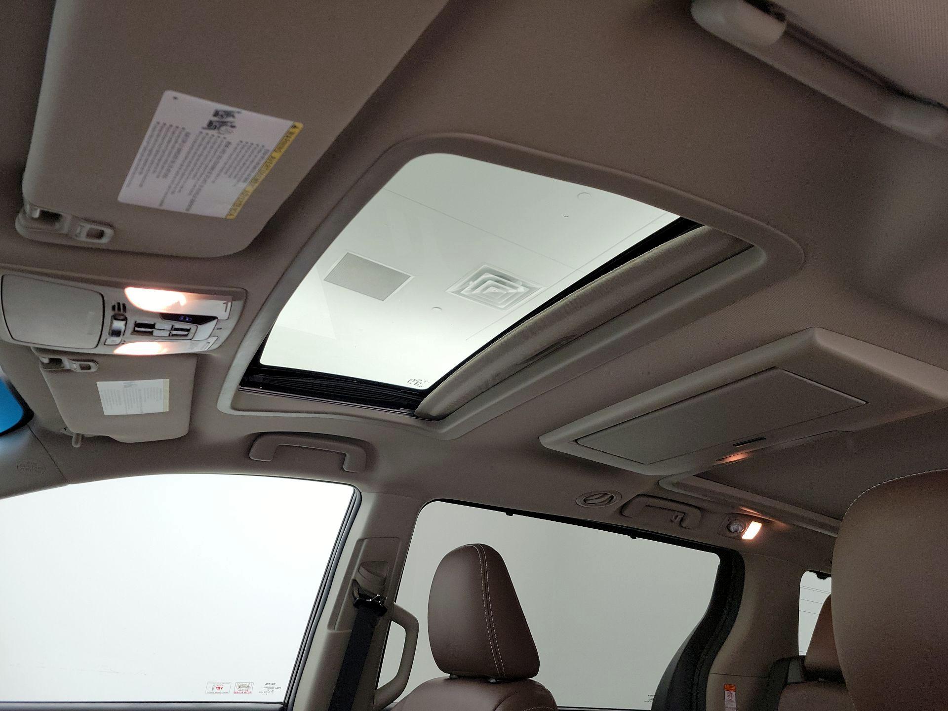 Thumbnail: 2016 Toyota Sienna - 20