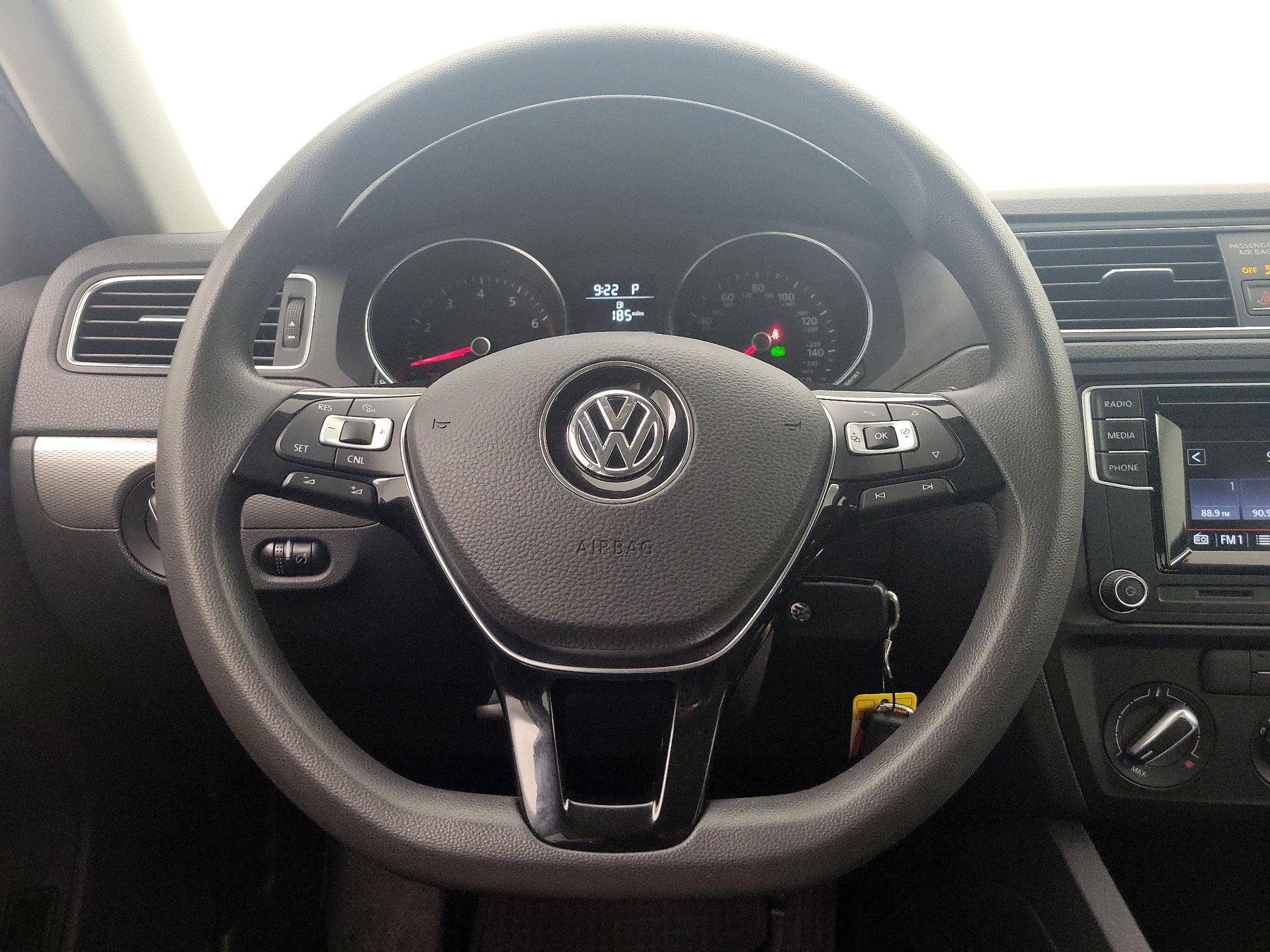 Thumbnail: 2017 Volkswagen Jetta - 10