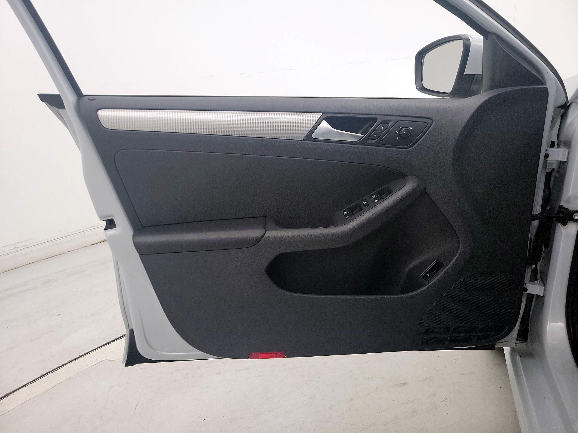 Thumbnail: 2017 Volkswagen Jetta - 12