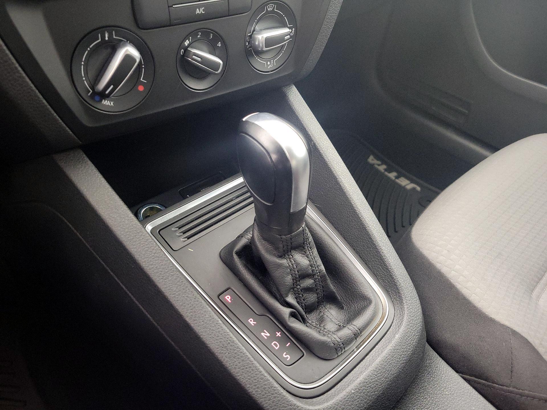 Thumbnail: 2017 Volkswagen Jetta - 17