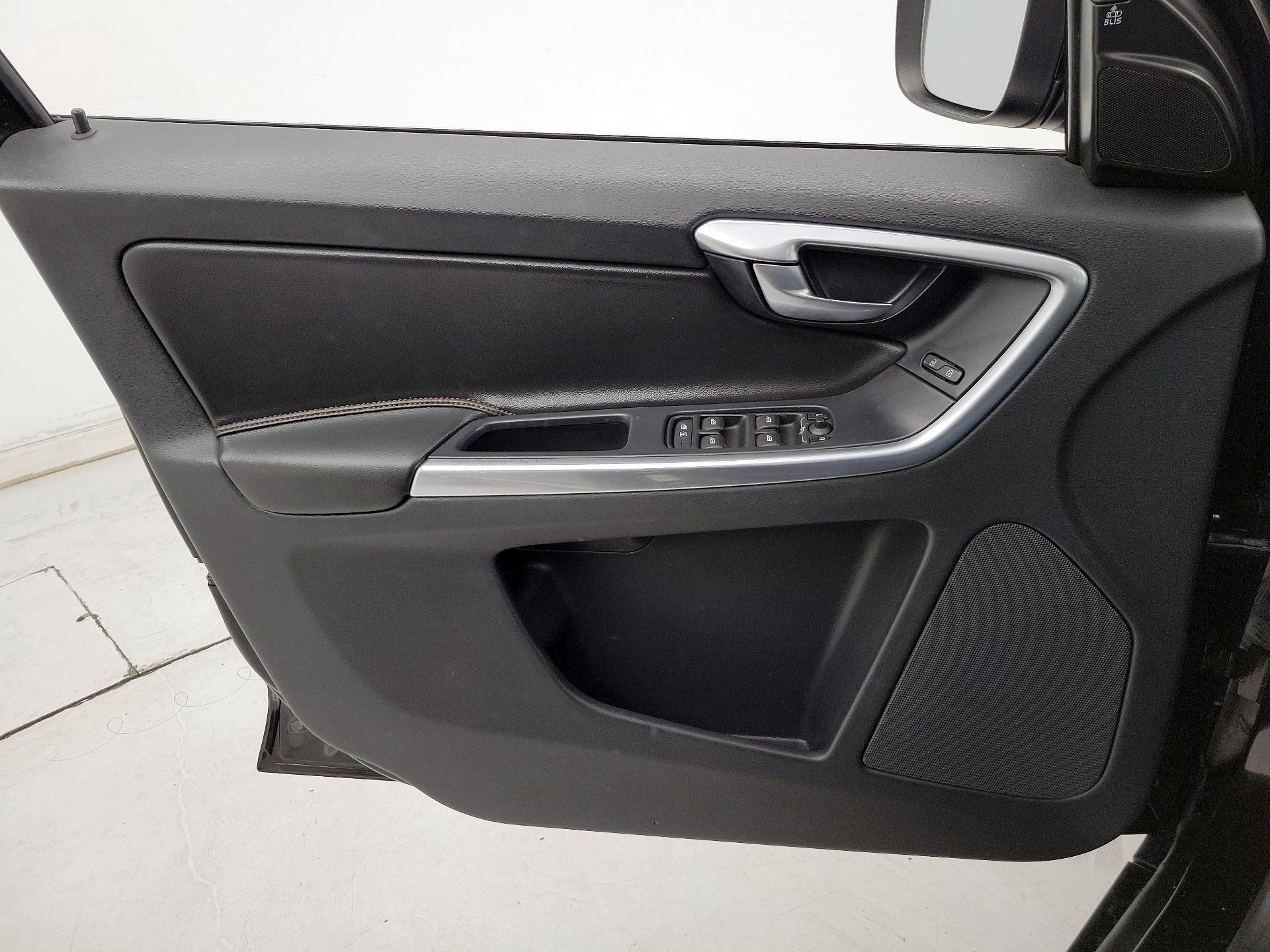 Thumbnail: 2017 Volvo XC60 - 12