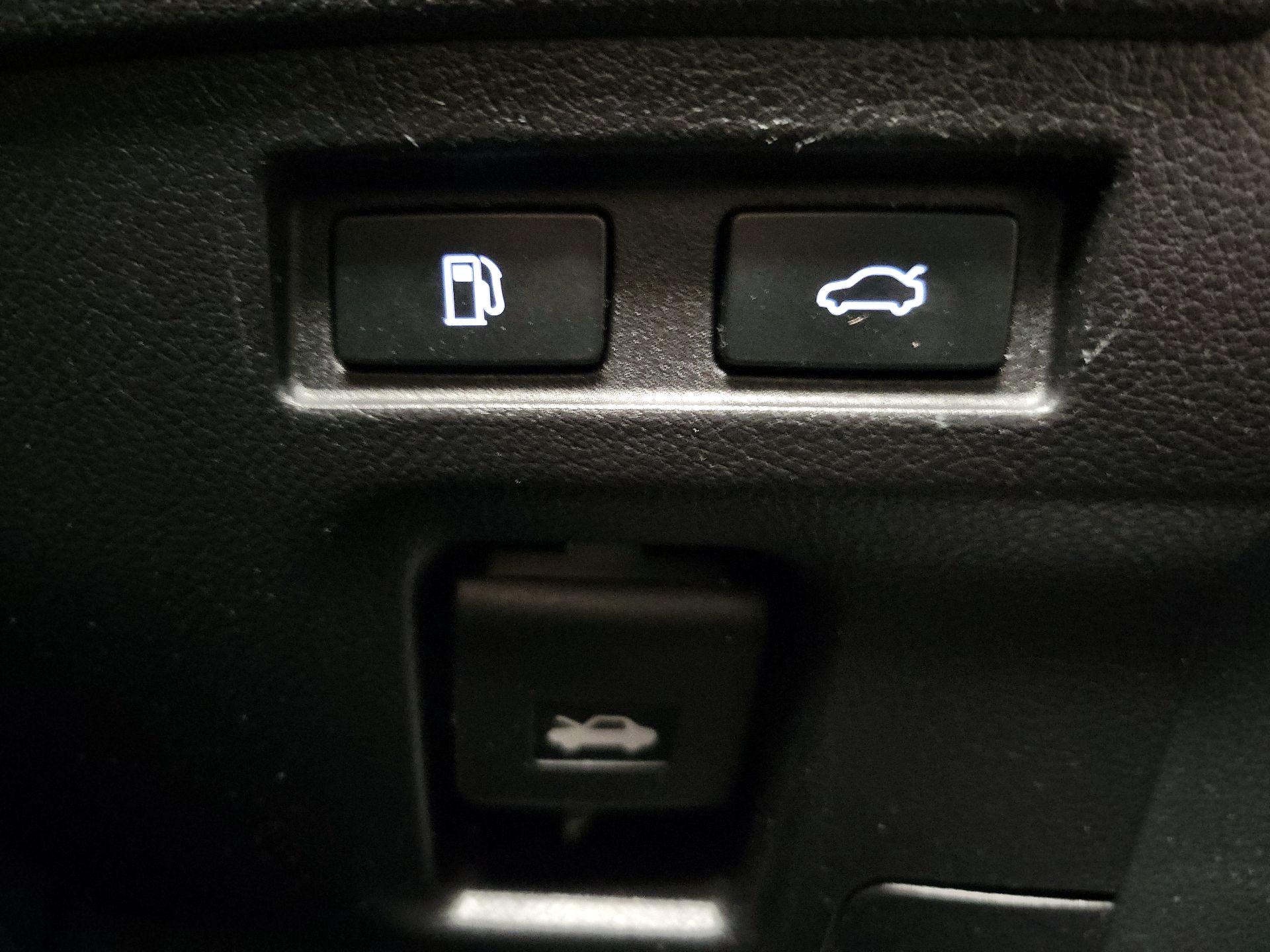 Thumbnail: 2019 Lexus ES - 13