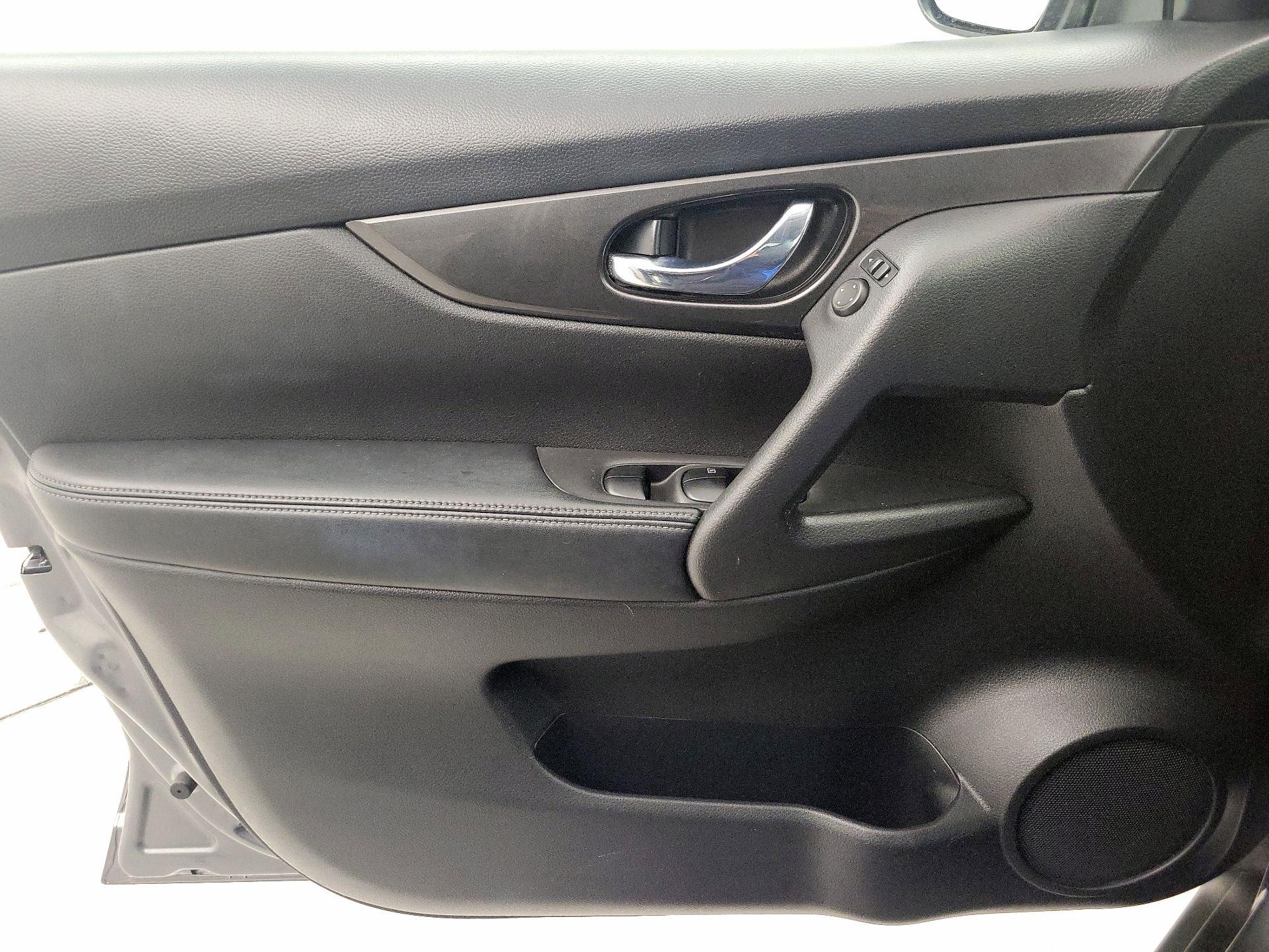 Thumbnail: 2017 Nissan Rogue - 12