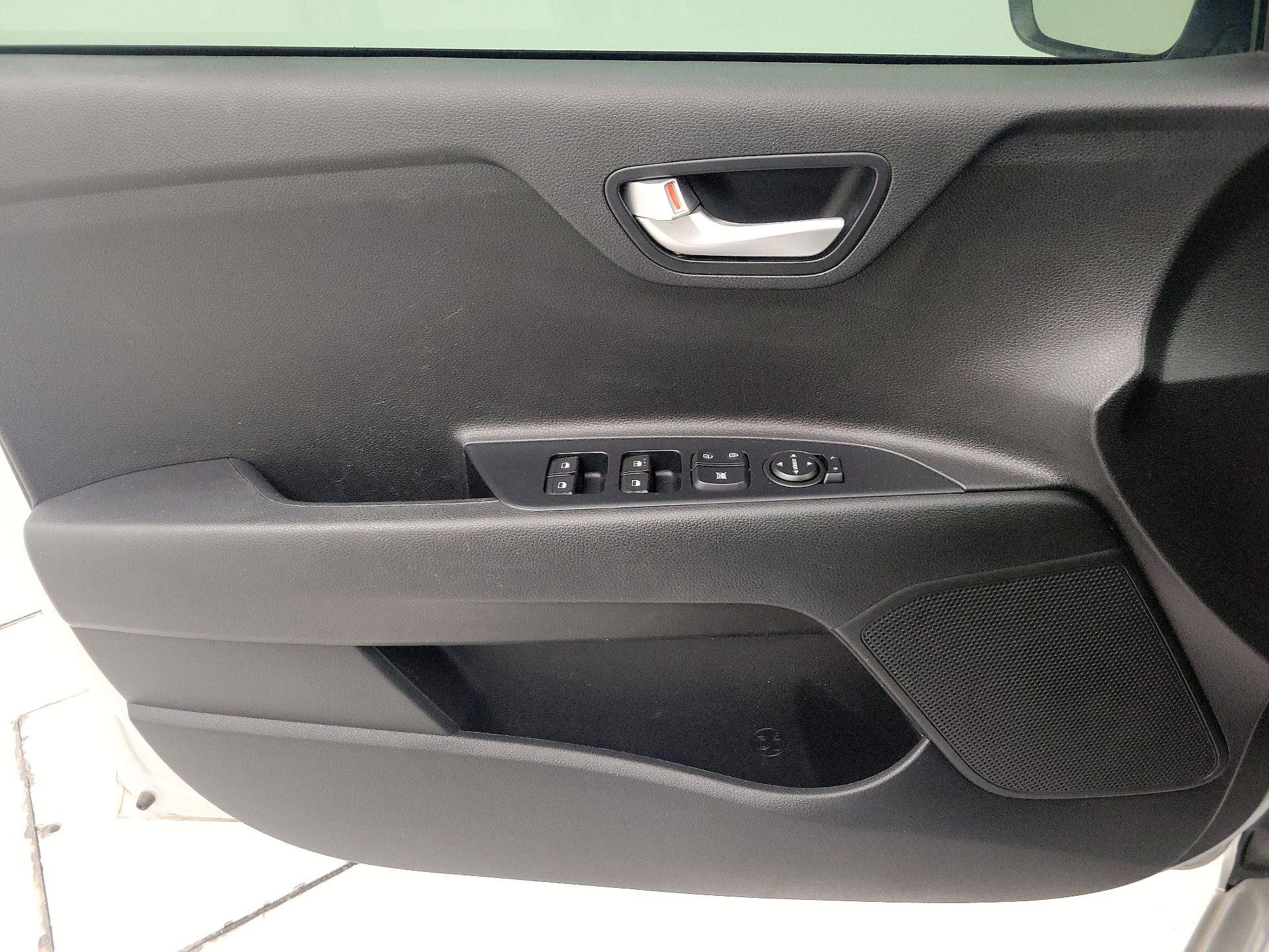 Thumbnail: 2020 Kia Rio - 12