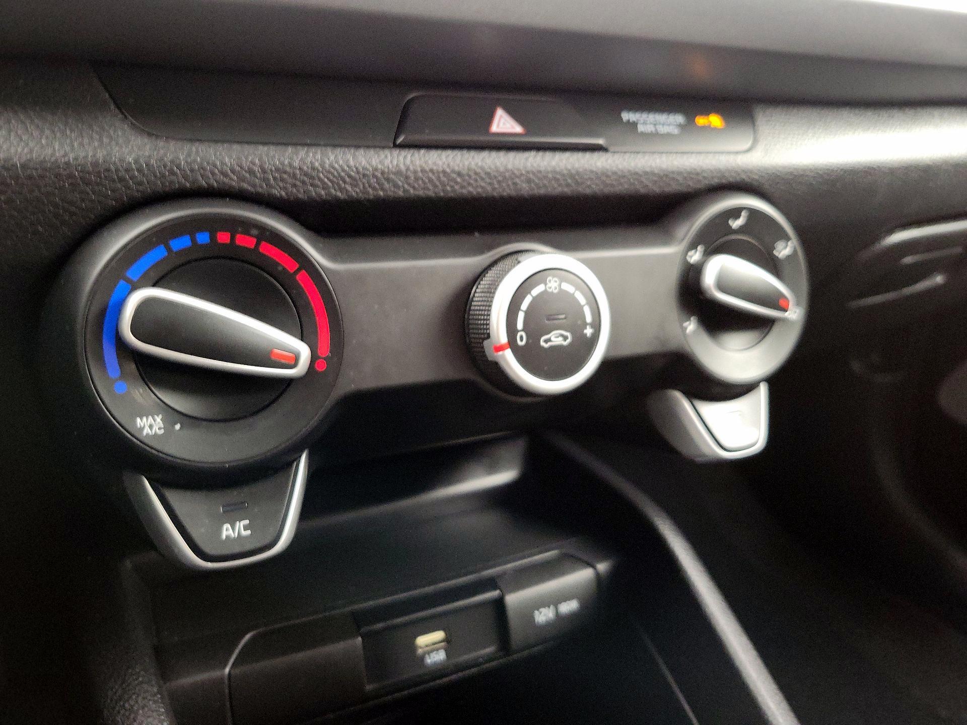 Thumbnail: 2022 Kia Rio - 16