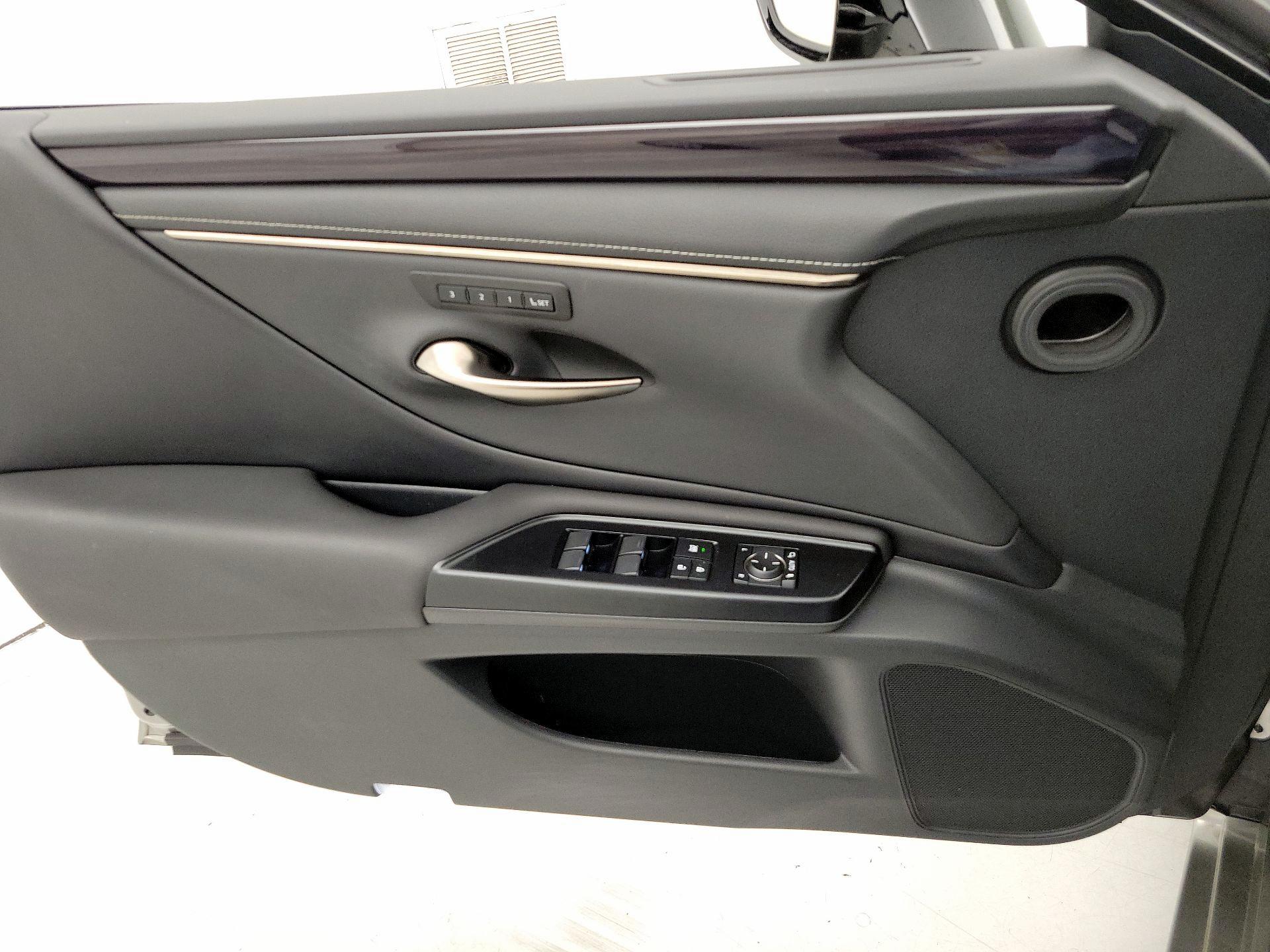 Thumbnail: 2020 Lexus ES - 12