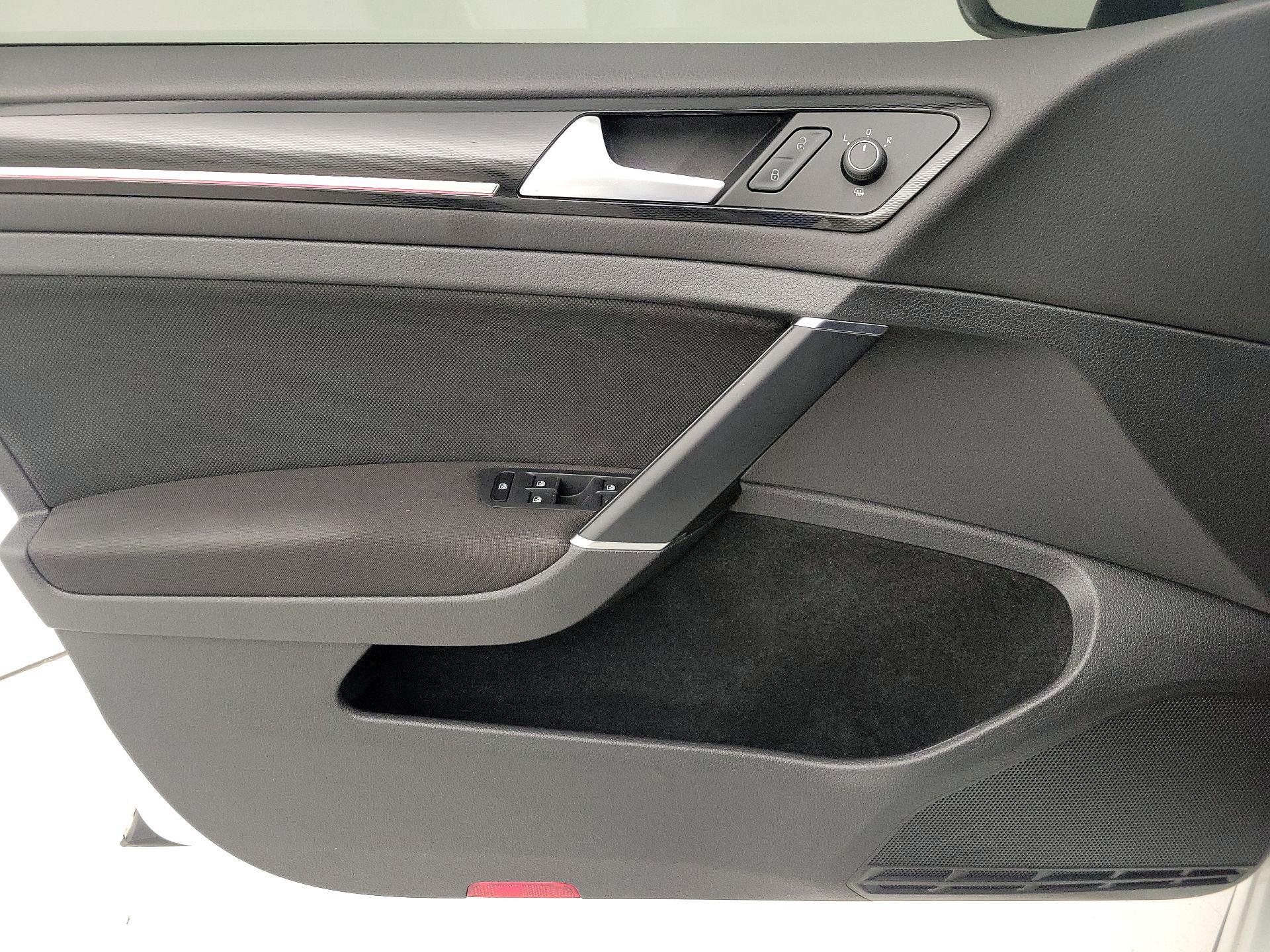 Thumbnail: 2017 Volkswagen Golf - 12