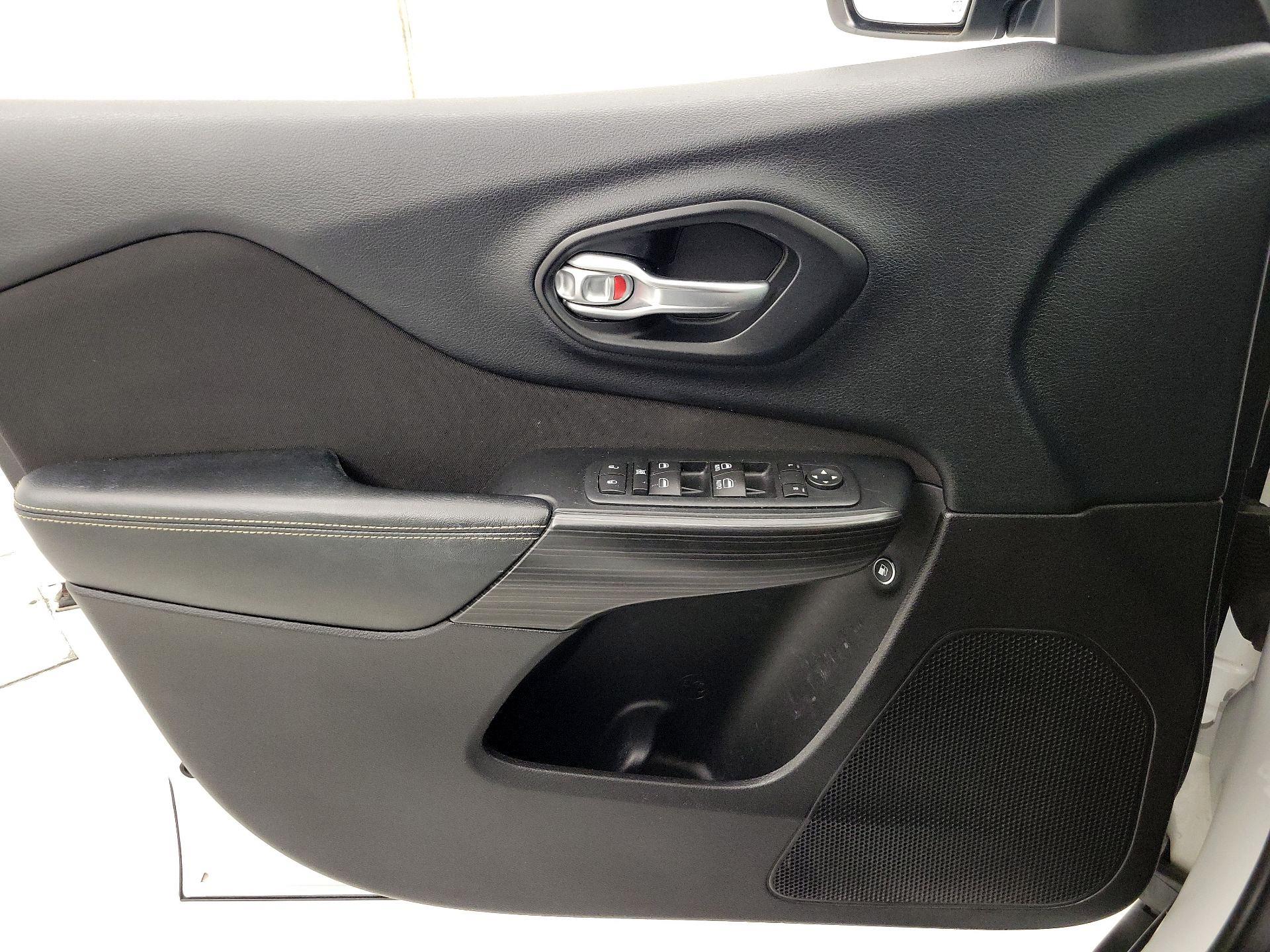 Thumbnail: 2016 Jeep Cherokee - 12