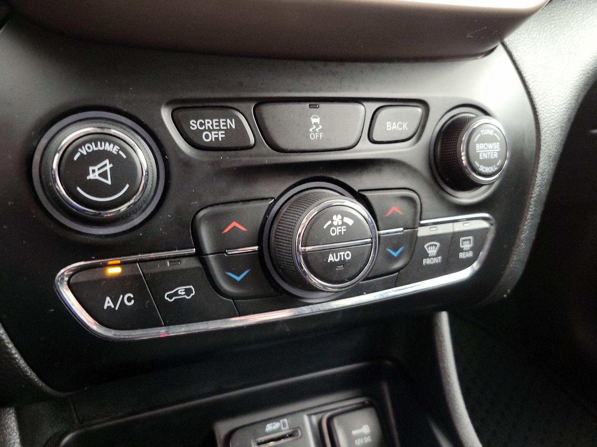 Thumbnail: 2016 Jeep Cherokee - 16