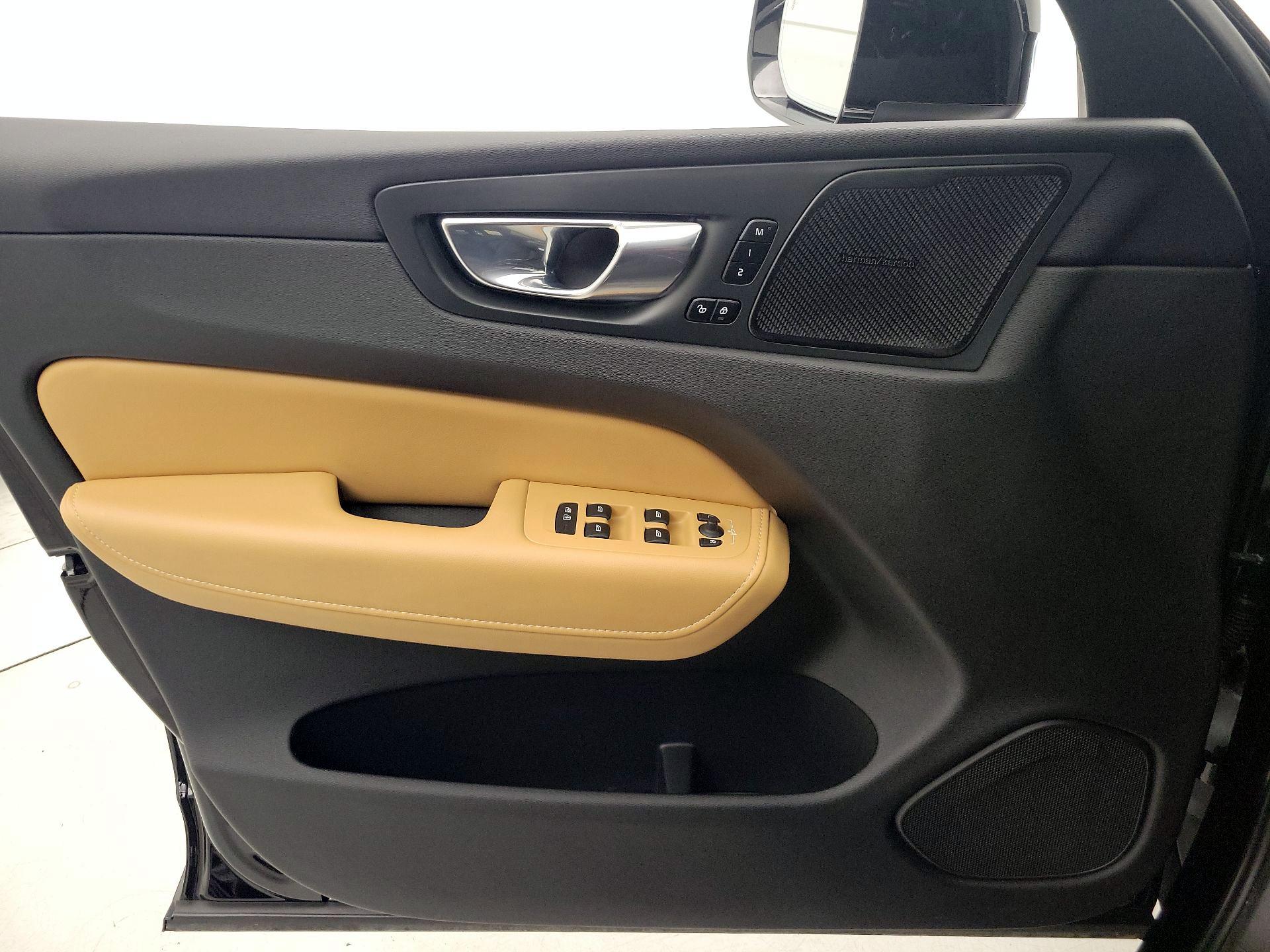 Thumbnail: 2021 Volvo XC60 - 10