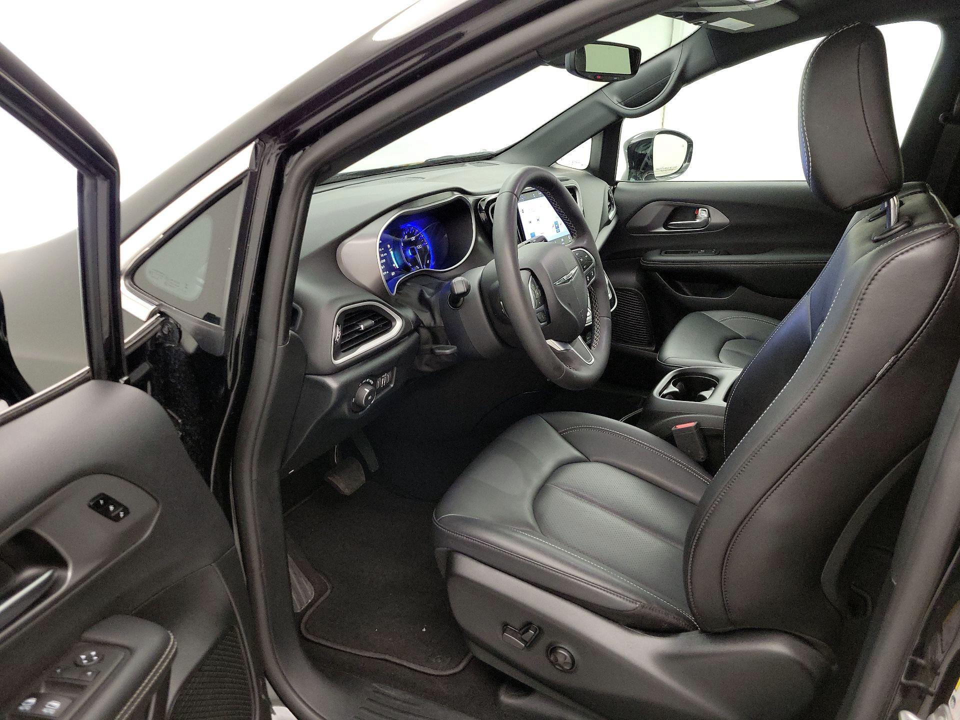 Thumbnail: 2025 Chrysler Pacifica - 11