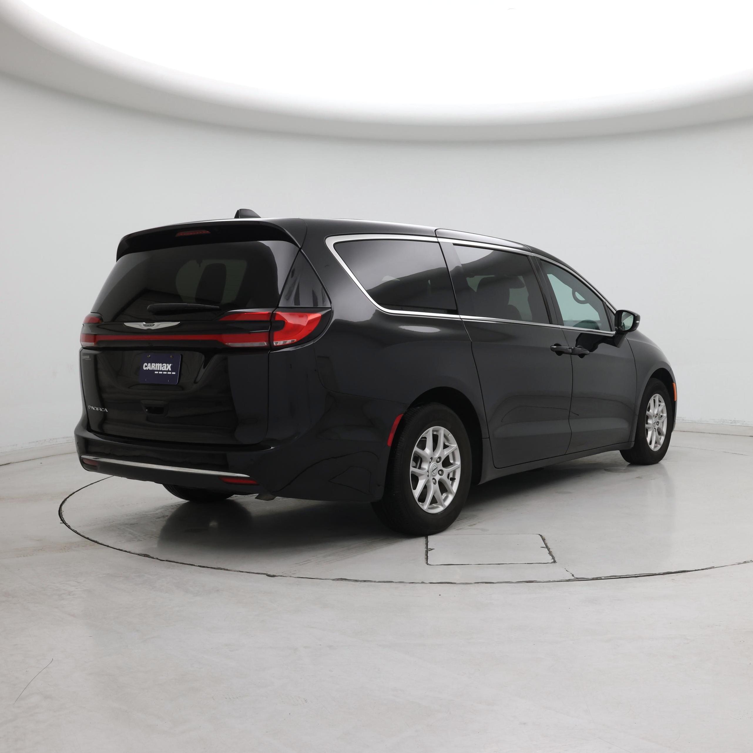 Thumbnail: 2025 Chrysler Pacifica - 8