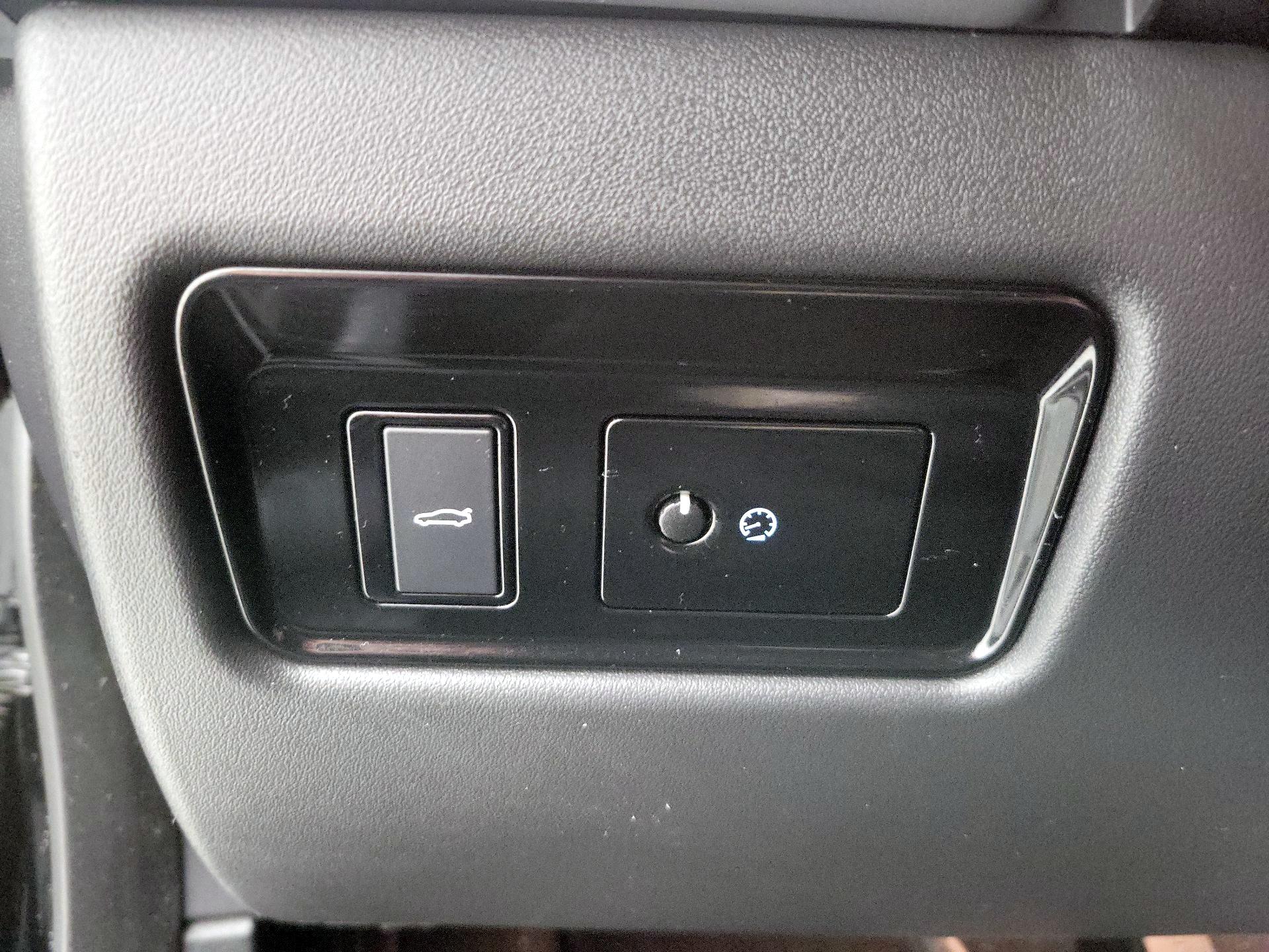 Thumbnail: 2017 Jaguar XE - 13