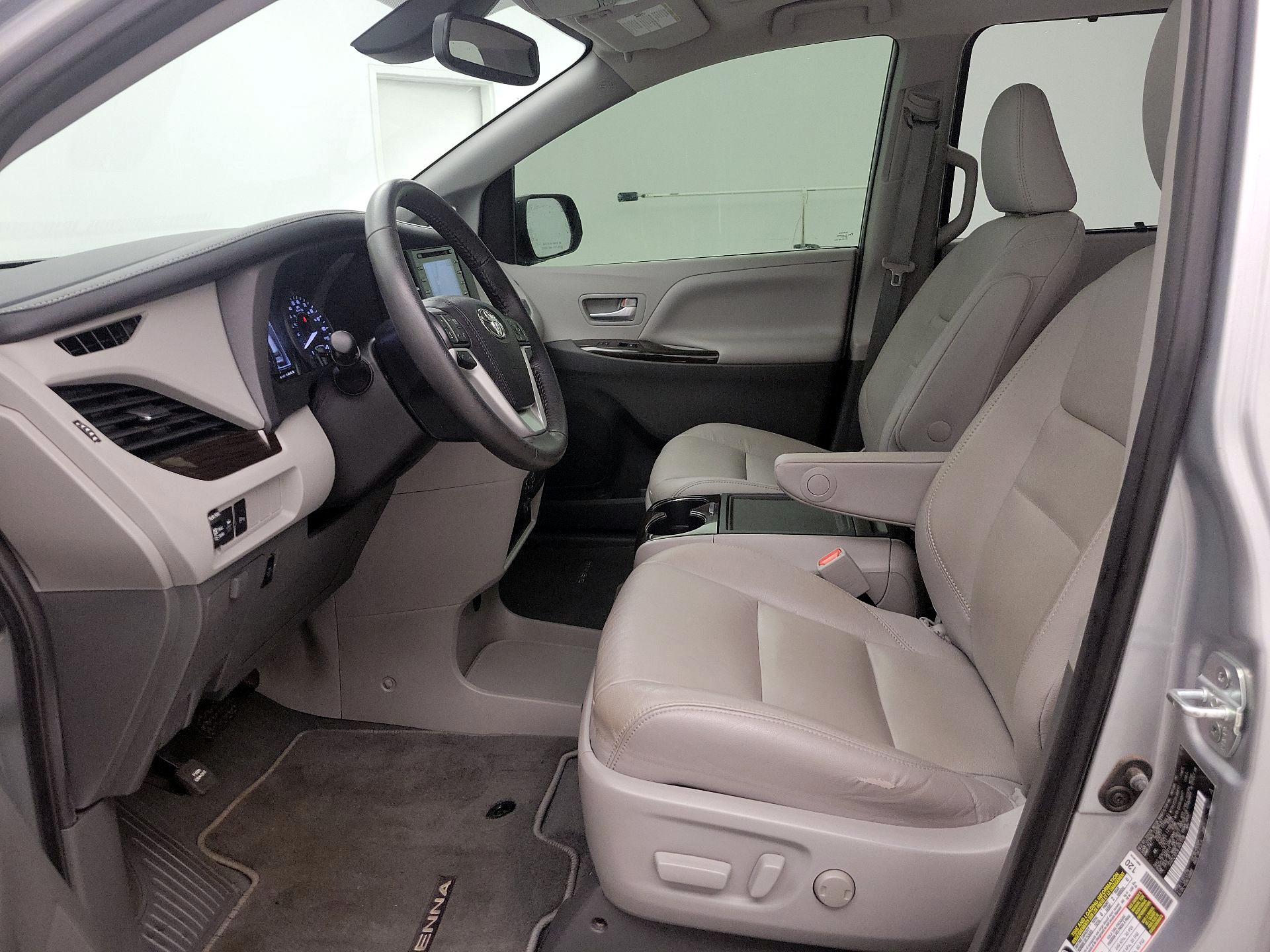 Thumbnail: 2020 Toyota Sienna - 11