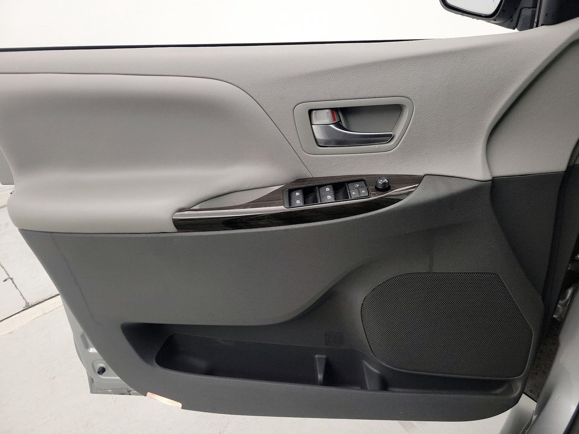 Thumbnail: 2020 Toyota Sienna - 12