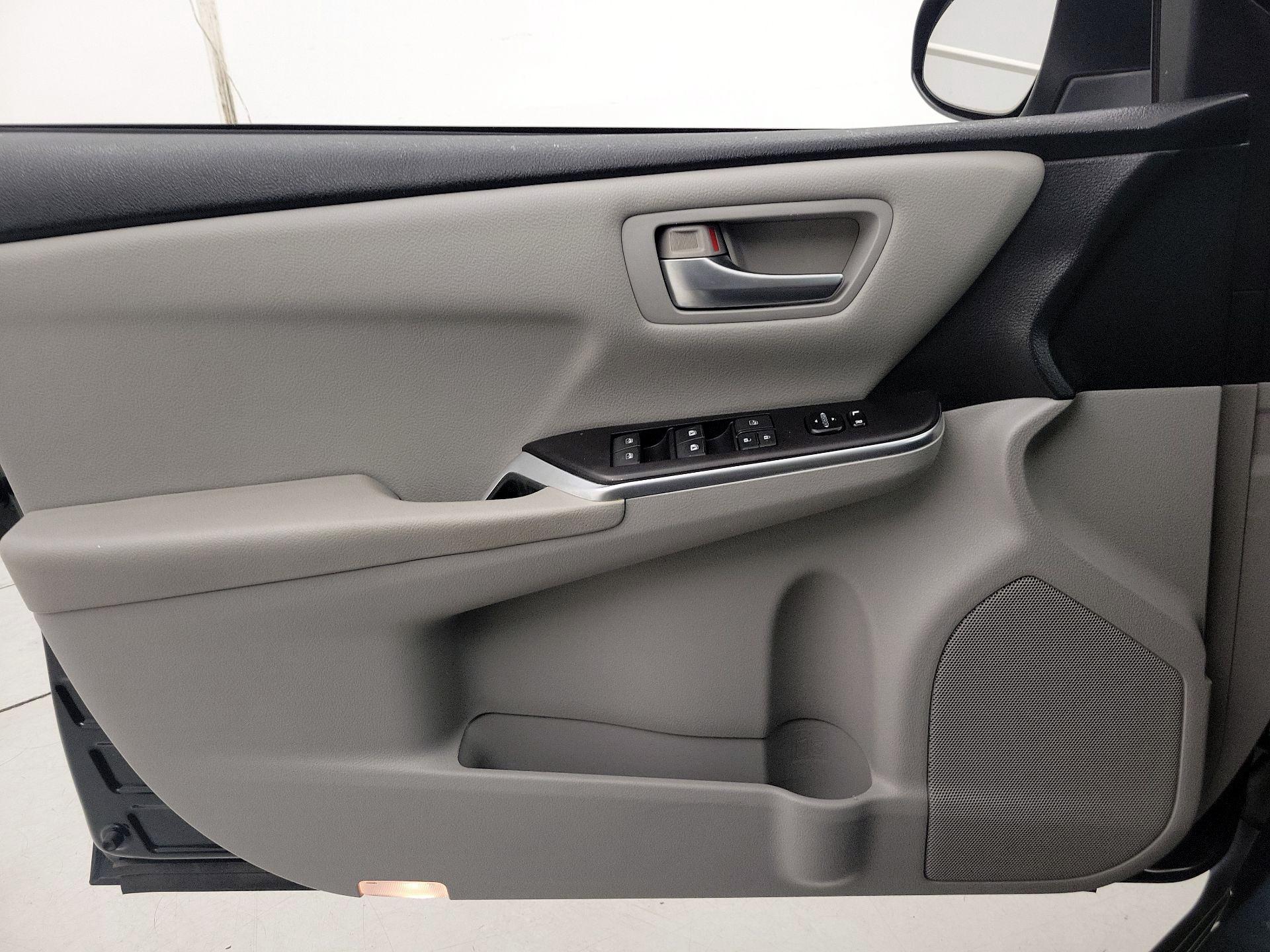 Thumbnail: 2015 Toyota Camry - 12